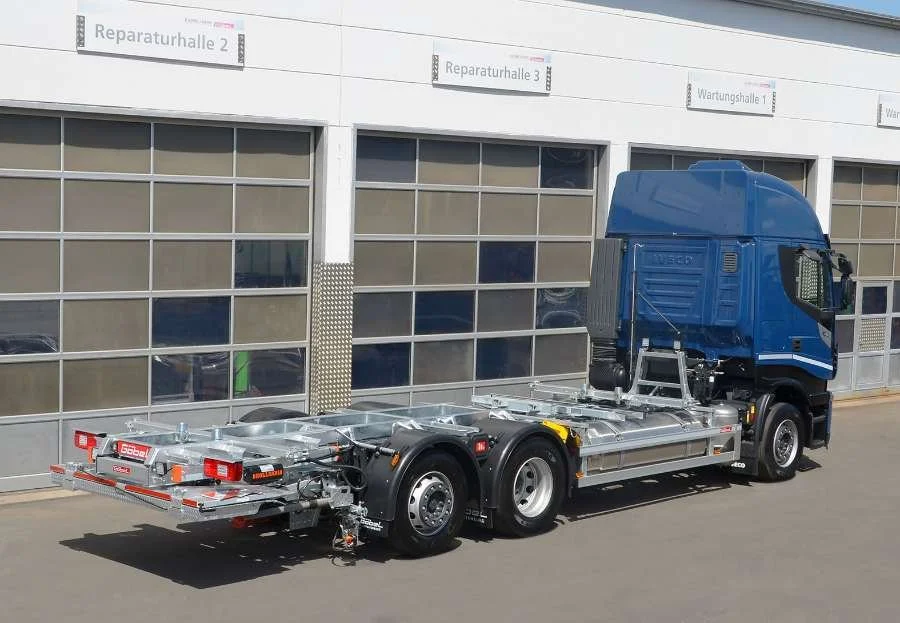 Iveco - Volumenlifter 560 LNG mit Ladebordwand und Tiefkupplung