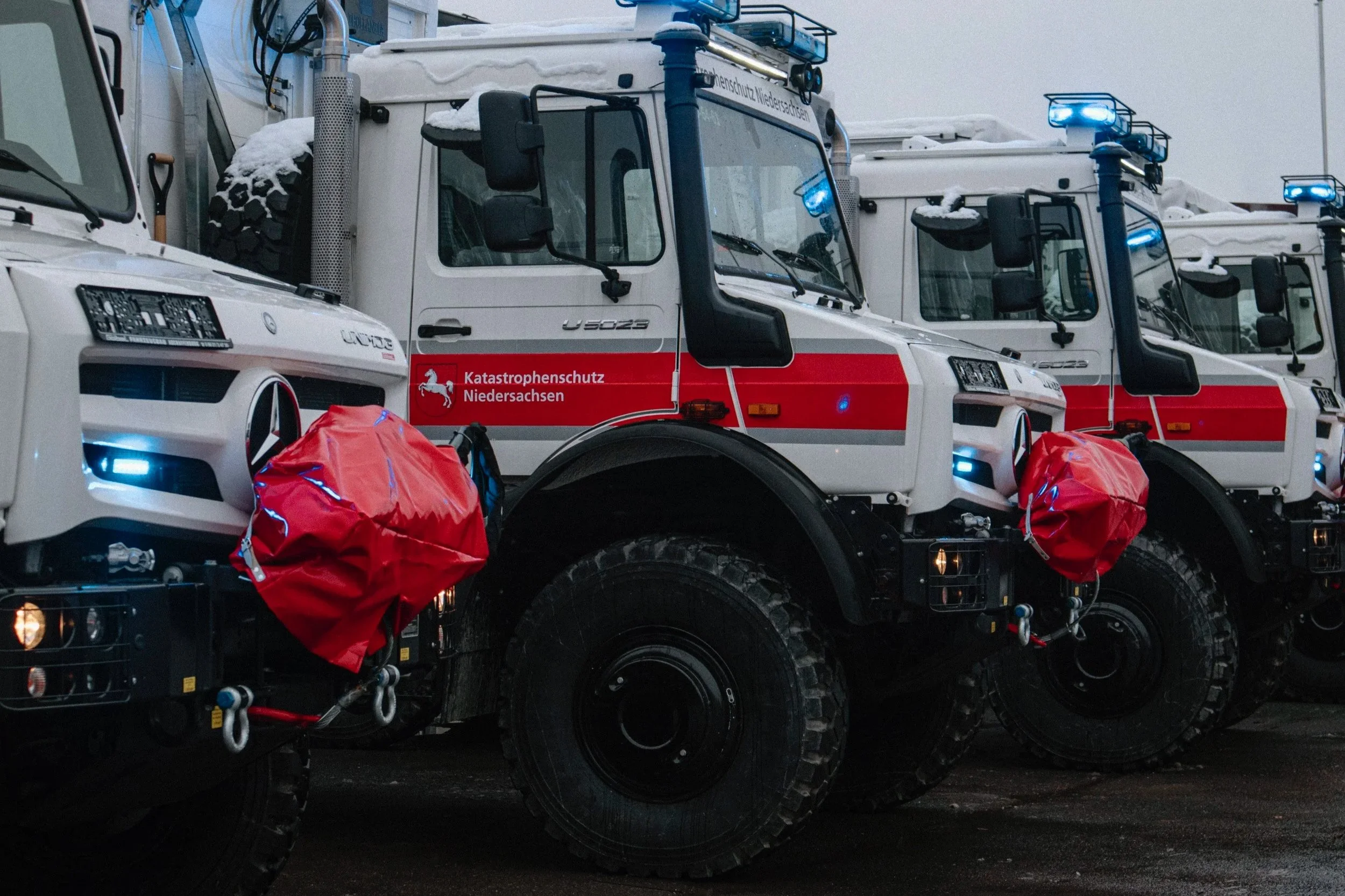 Mercedes Benz Unimog Einsatzfahrzeug Katastrophenschutz Niedersachen aufgebaut von Göbel Fahrzeugbau in Reihe