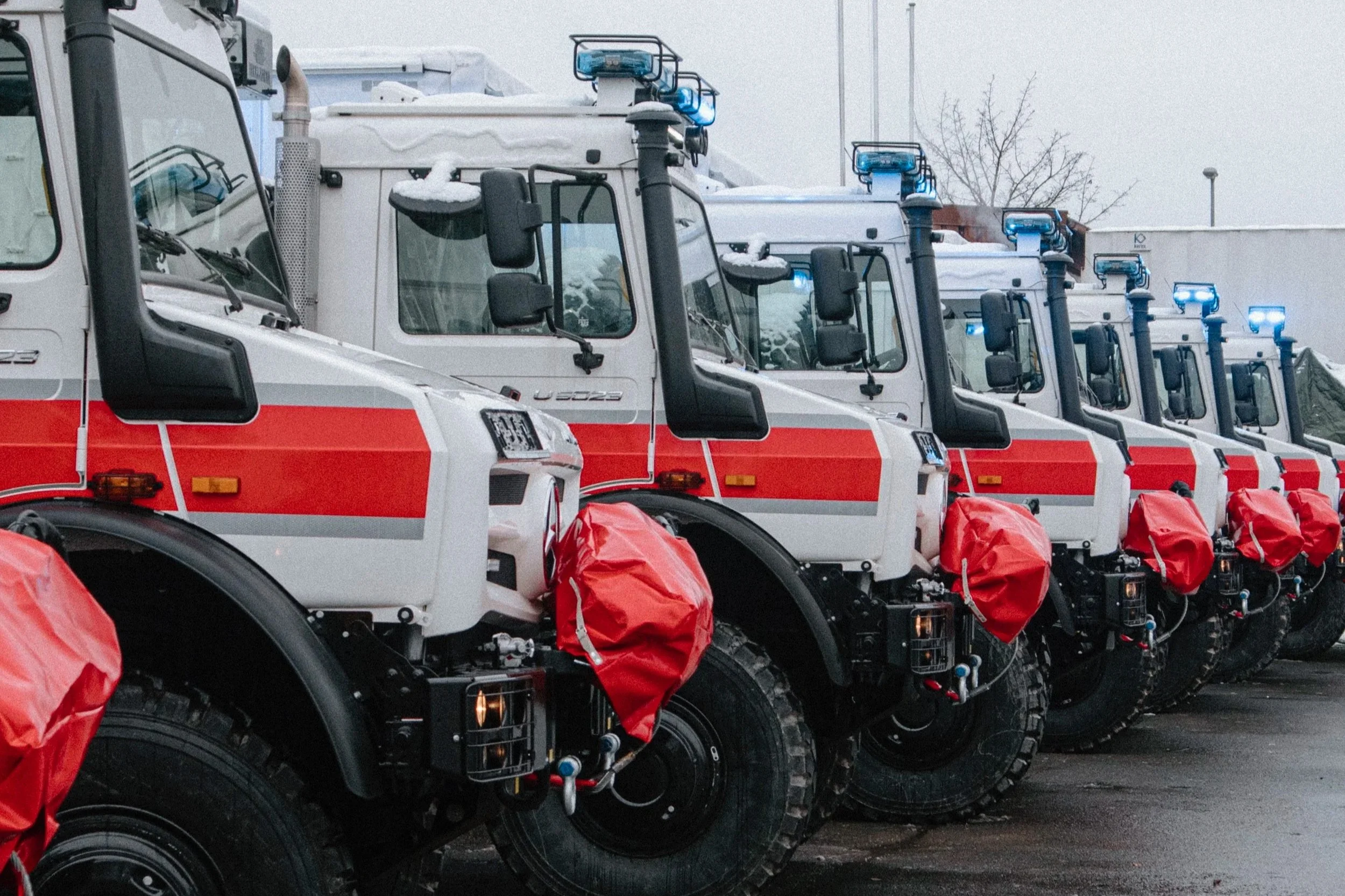 Mercedes Benz Zetros Einsatzfahrzeug Katastrophenschutz Niedersachen aufgebaut von Göbel Fahrzeugbau in Reihe nebeneinander