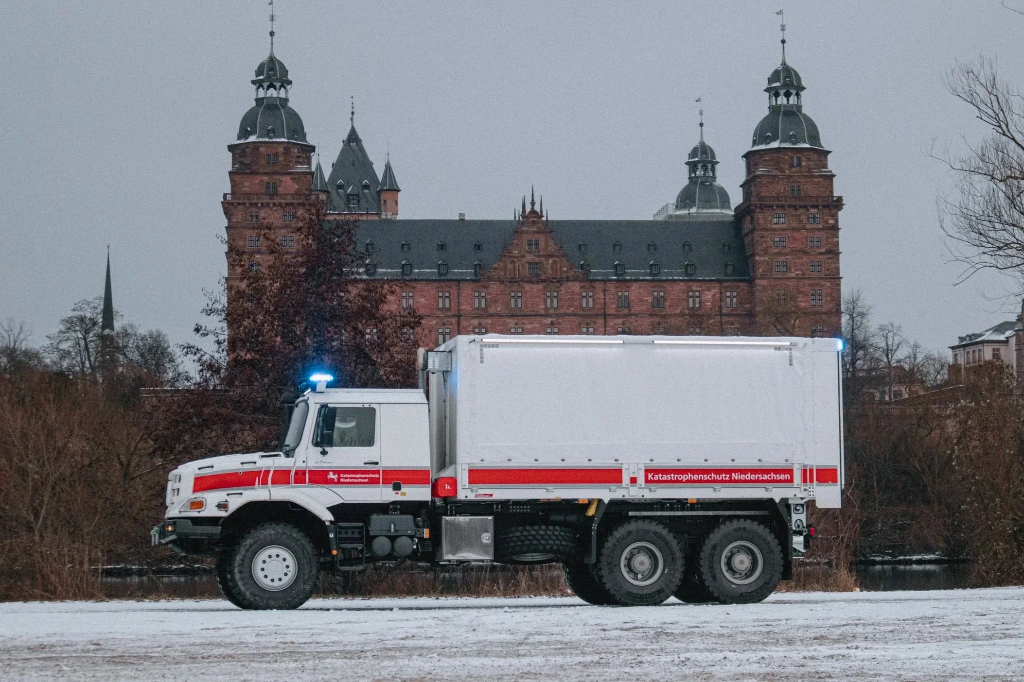 Mercedes Benz Zetros Einsatzfahrzeug Katastrophenschutz Niedersachen aufgebaut von Göbel Fahrzeugbau mit Schloss Johannisburg Aschaffenburg im Hintergrund