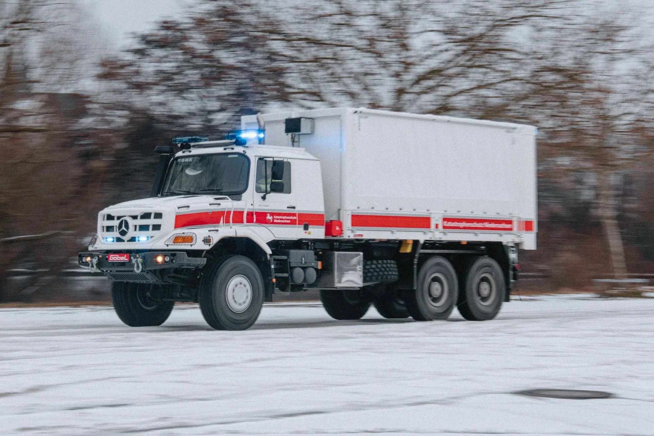 Weißer Mercedes Benz Zetros Einsatzfahrzeug Katastrophenschutz Niedersachen aufgebaut von Göbel Fahrzeugbau