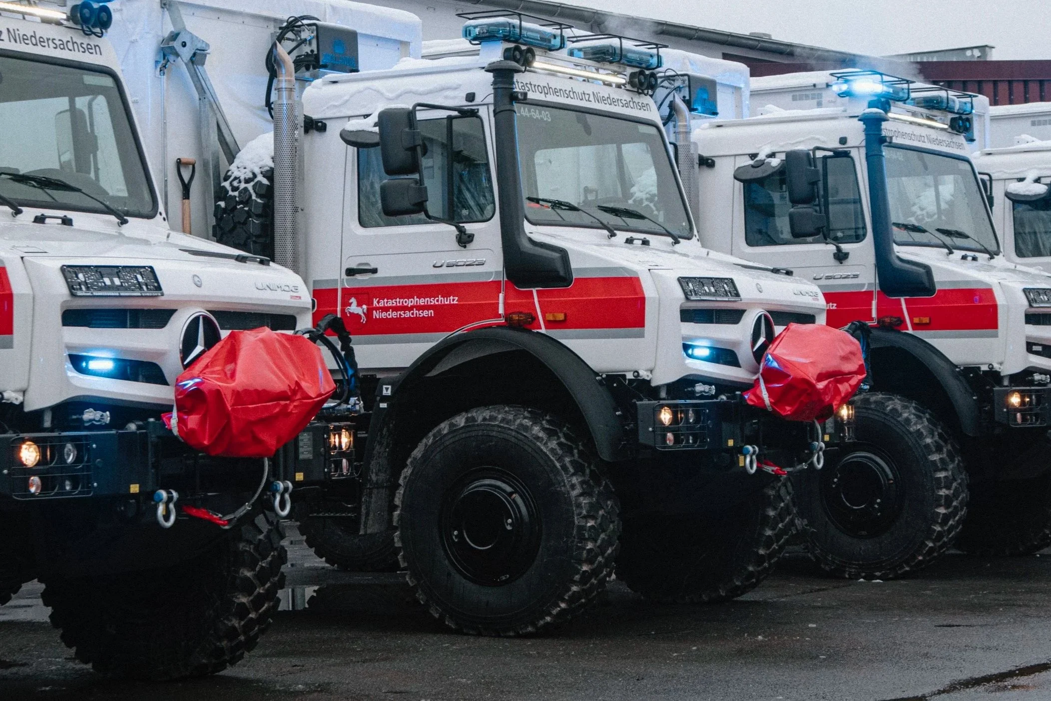 Mercedes Benz Unimog Einsatzfahrzeug Katastrophenschutz Niedersachen aufgebaut von Göbel Fahrzeugbau