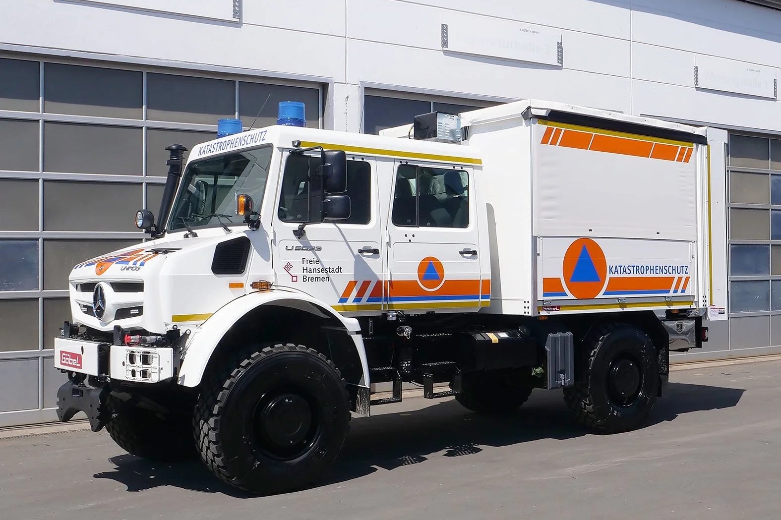 Gerätewagen Logistik Mercedes Benz Unimog für Katastrophenschutz Bremen aufgebaut von Göbel Fahrzeugbau