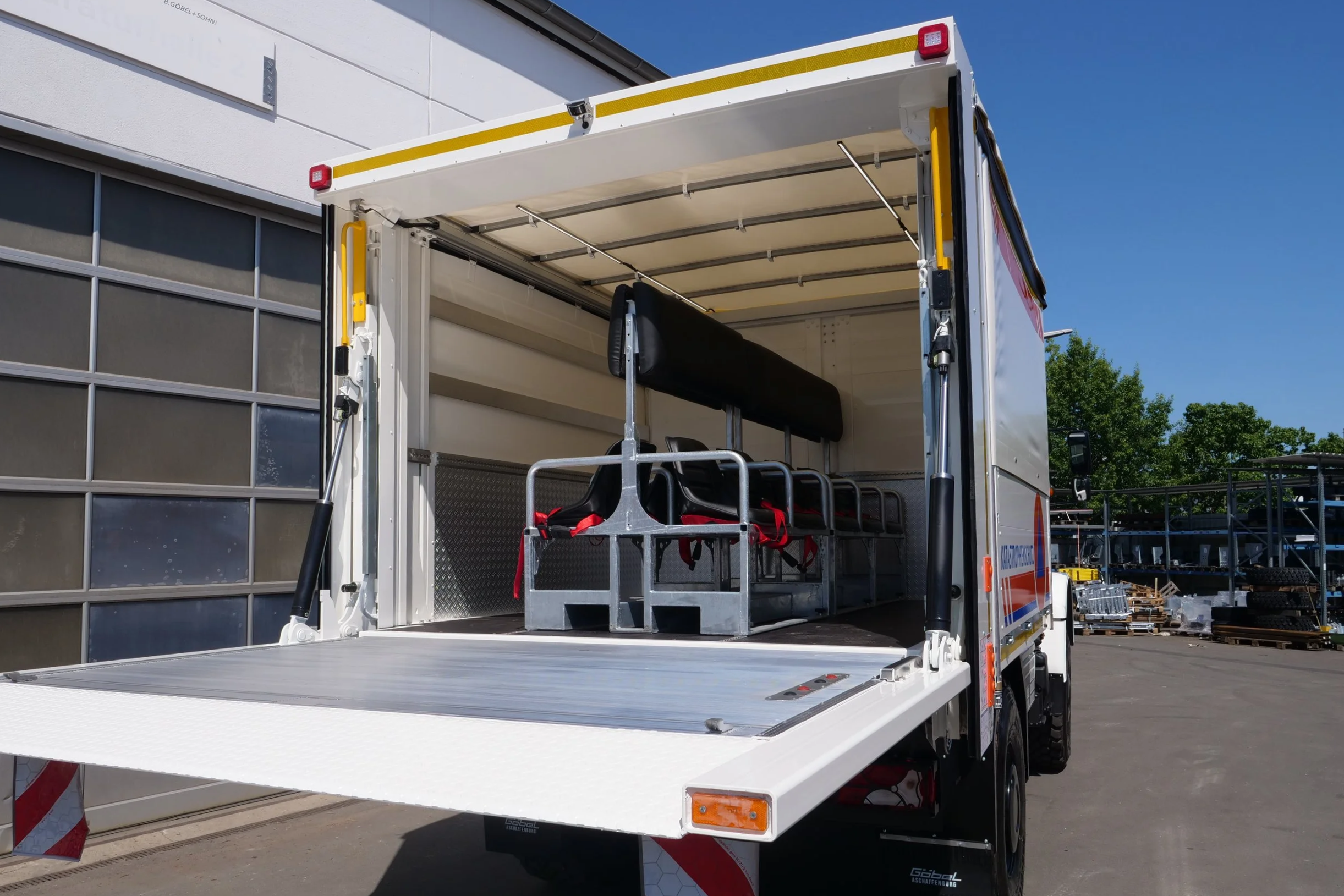Gerätewagen Logistik Mercedes Benz Unimog für Katastrophenschutz Bremen aufgebaut von Göbel Fahrzeugbau, Heckansicht Blick auf die Sitzplätze für 8 Personen