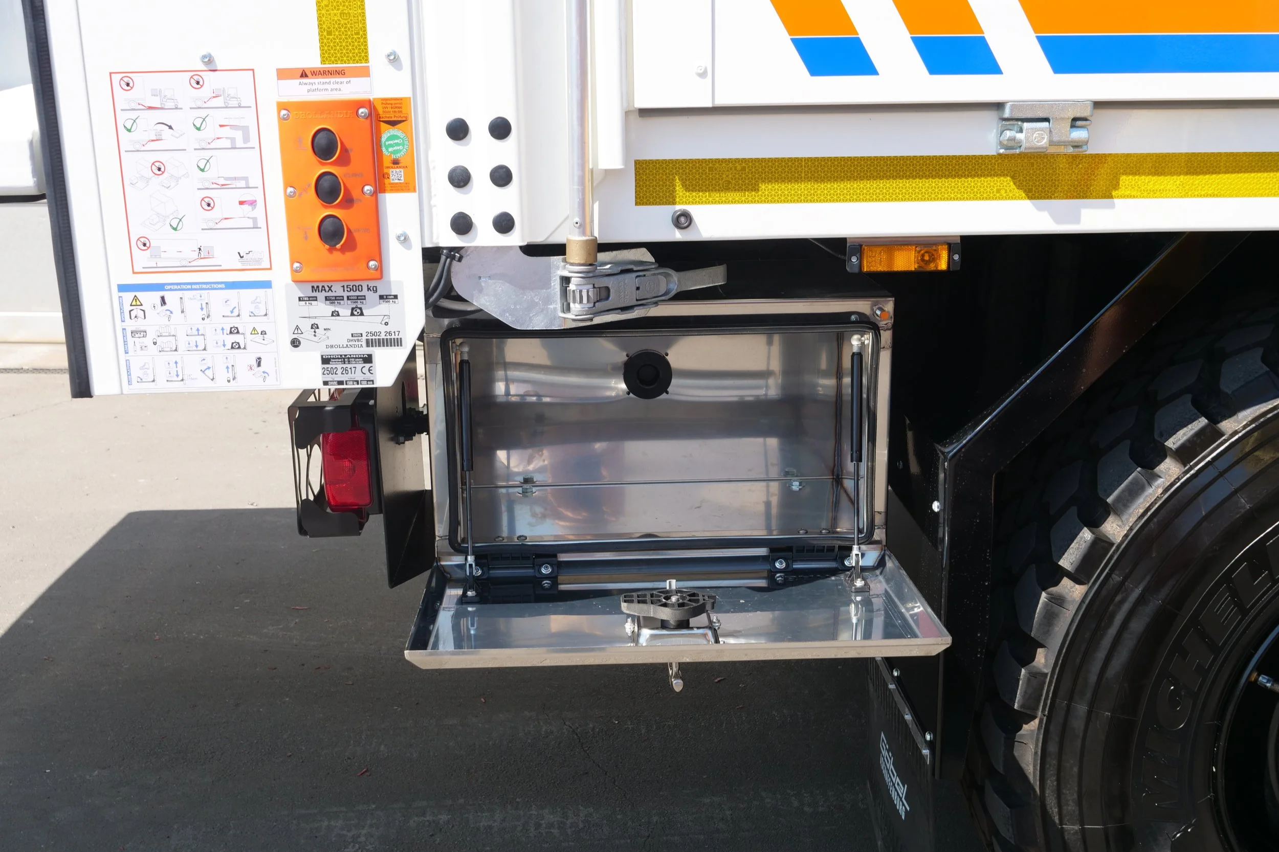 Gerätewagen Logistik Mercedes Benz Unimog für Katastrophenschutz Bremen aufgebaut von Göbel Fahrzeugbau, außenansicht hinten recht zargesbox mit Stauraum 