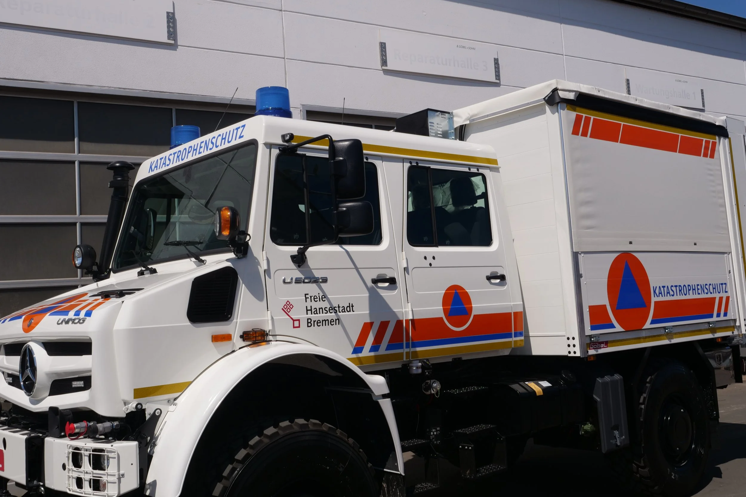 Gerätewagen Logistik Mercedes Benz Unimog für Katastrophenschutz Bremen aufgebaut von Göbel Fahrzeugbau, Frontansicht