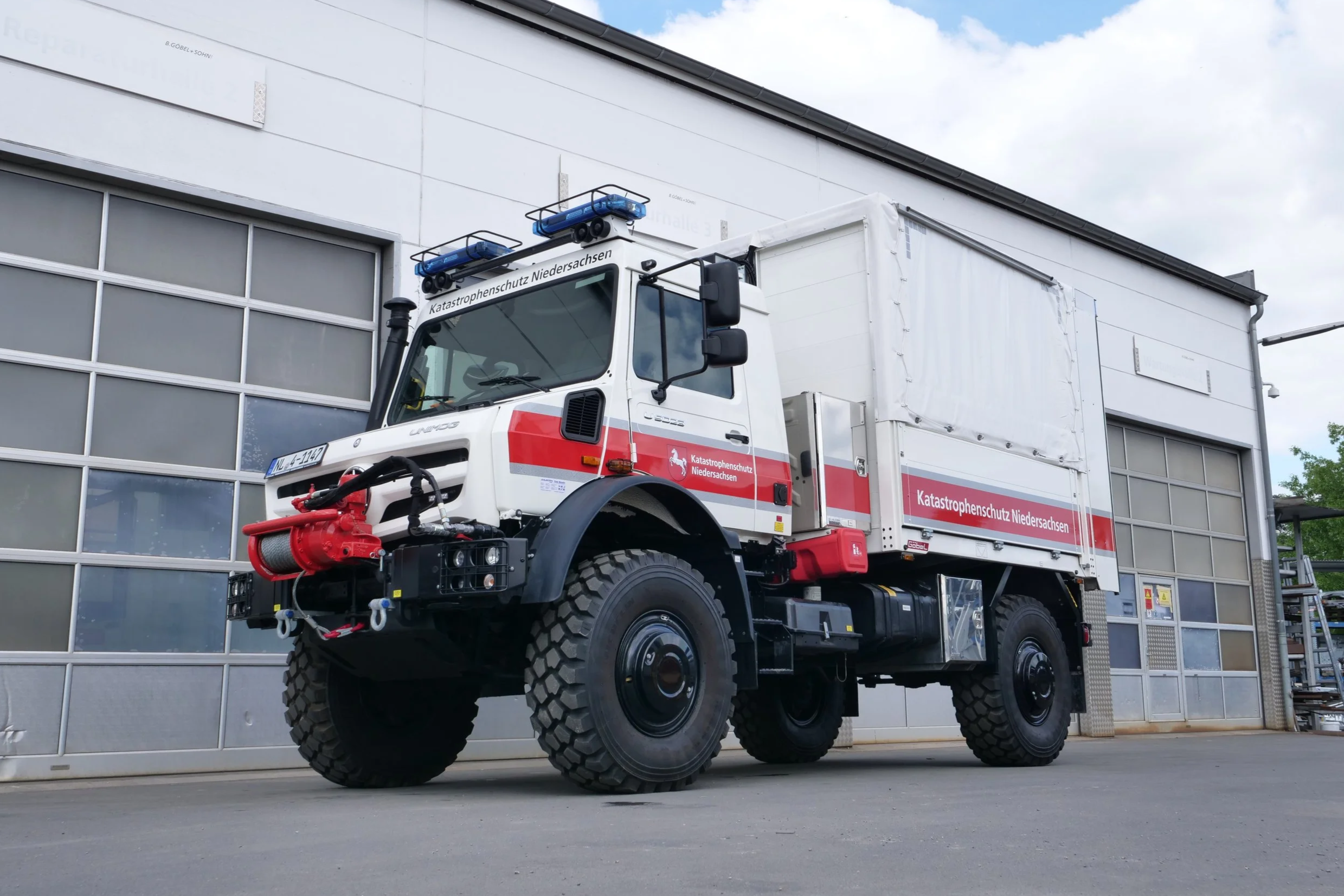 Gerätewagen Logistik Mercedes Benz Unimog für Katastrophenschutz Niedersachsen aufgebaut von Göbel Fahrzeugbau, Fronantsicht mit Winde