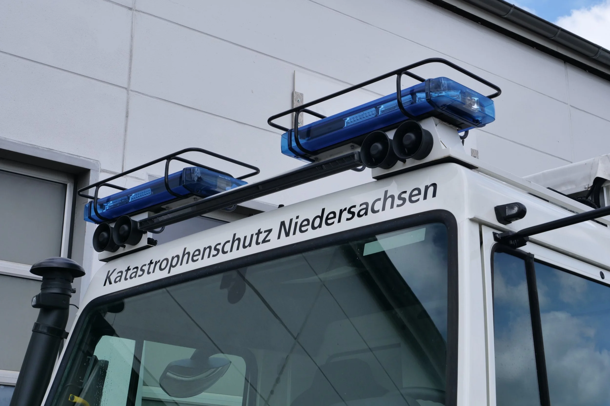 Gerätewagen Logistik Mercedes Benz Unimog für Katastrophenschutz Niedersachsen aufgebaut von Göbel Fahrzeugbau, Detail Frontansicht Blaulichtanlage