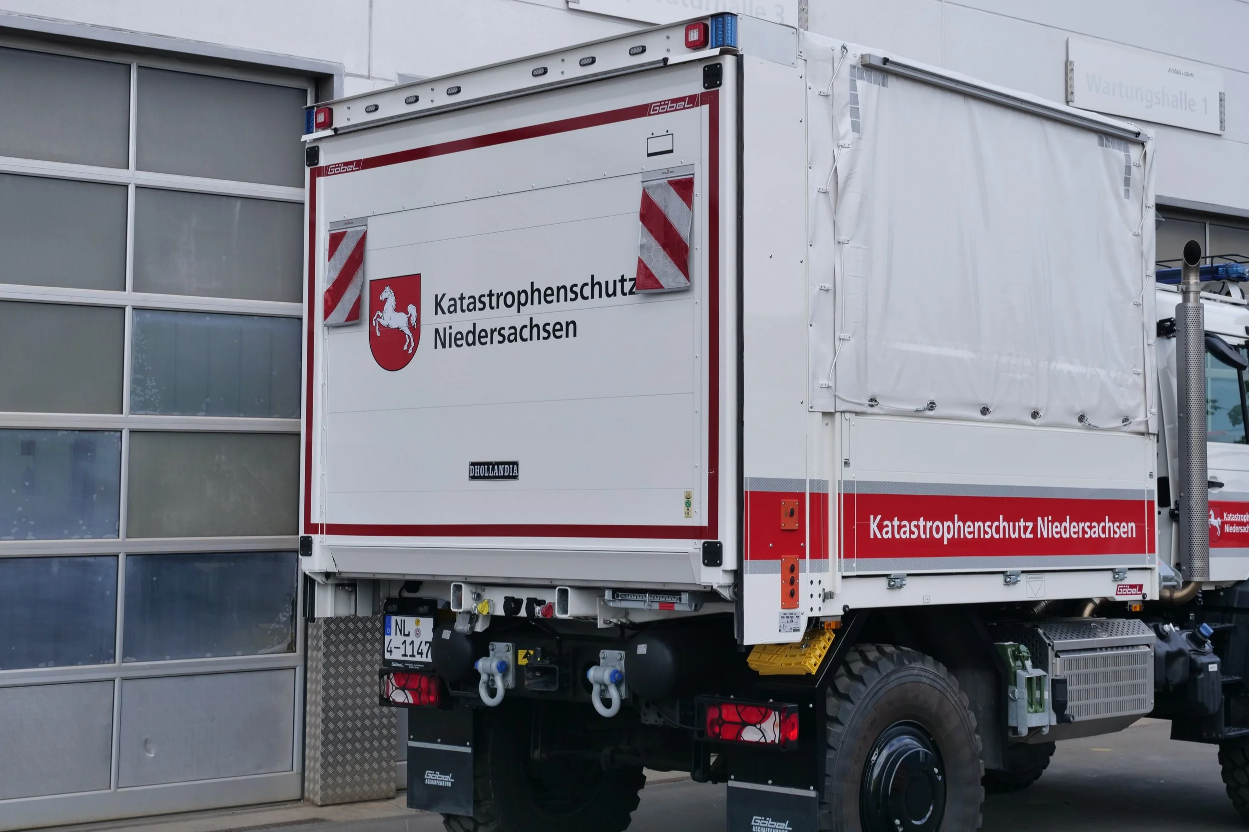 Gerätewagen Logistik Mercedes Benz Unimog für Katastrophenschutz Niedersachsen aufgebaut von Göbel Fahrzeugbau, seitliche Heckansicht