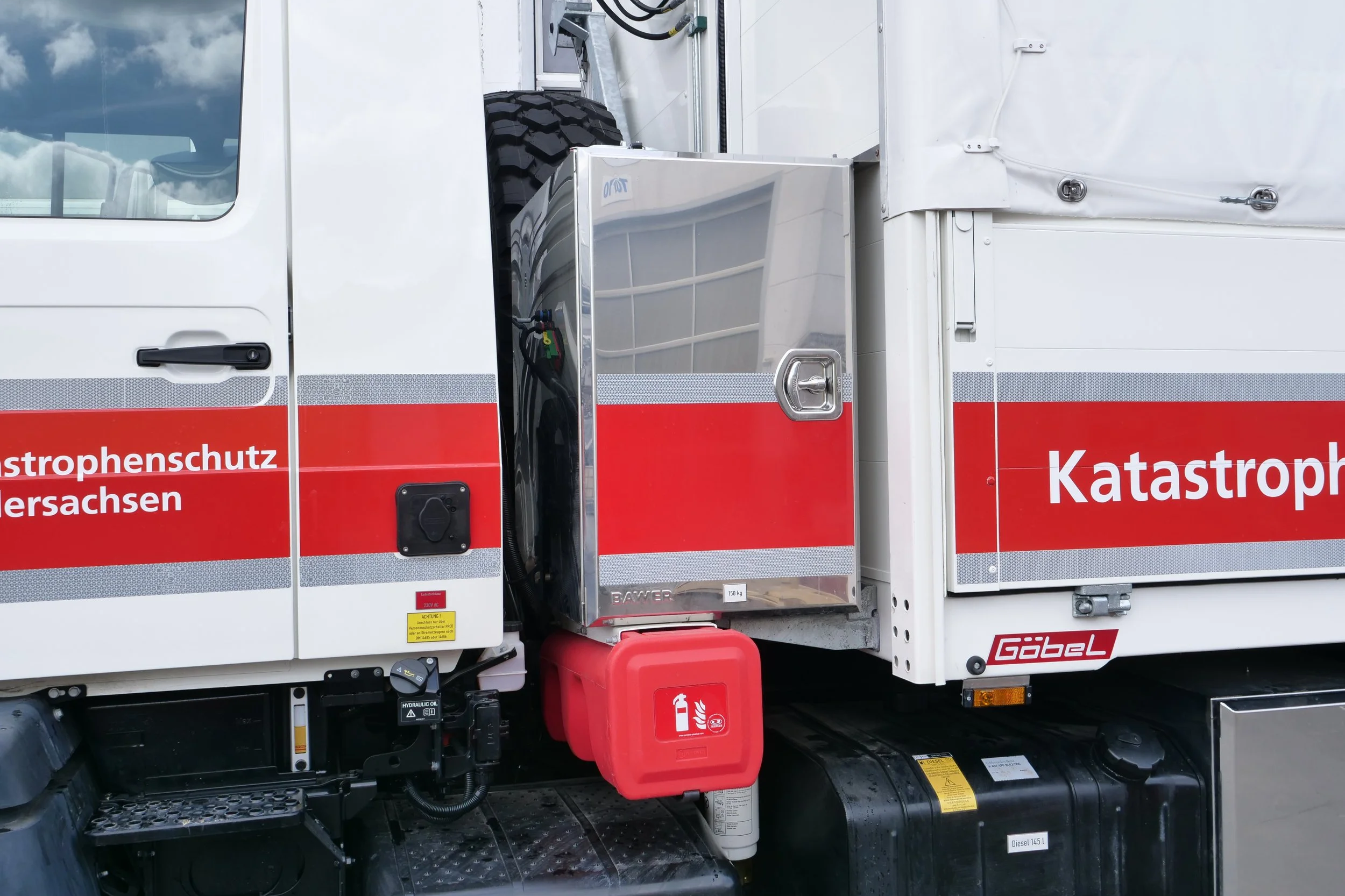 Gerätewagen Logistik Mercedes Benz Unimog für Katastrophenschutz Niedersachsen aufgebaut von Göbel Fahrzeugbau, seitliche Ansicht mit geöffneter Metalbox