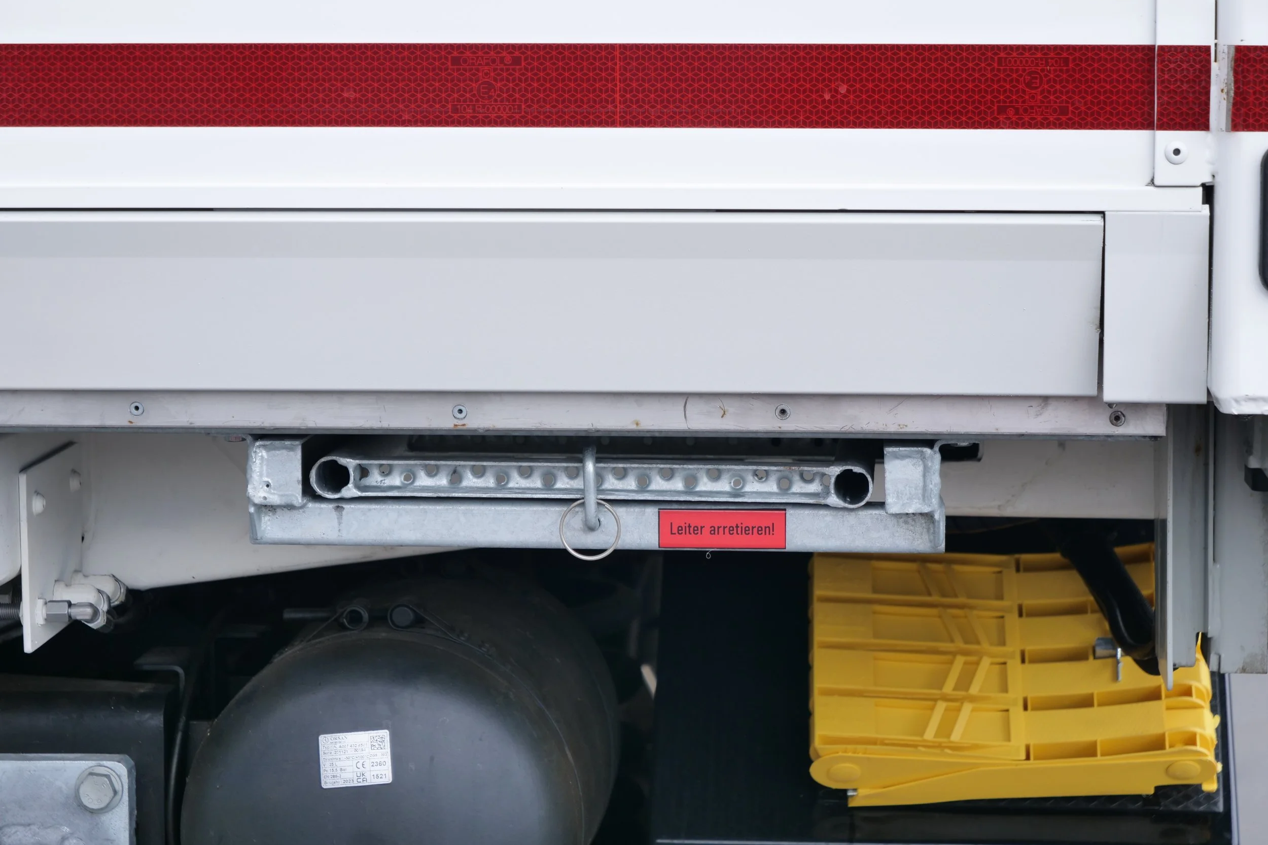 Gerätewagen Logistik Mercedes Benz Unimog für Katastrophenschutz Niedersachsen aufgebaut von Göbel Fahrzeugbau, Seitenansicht Detail