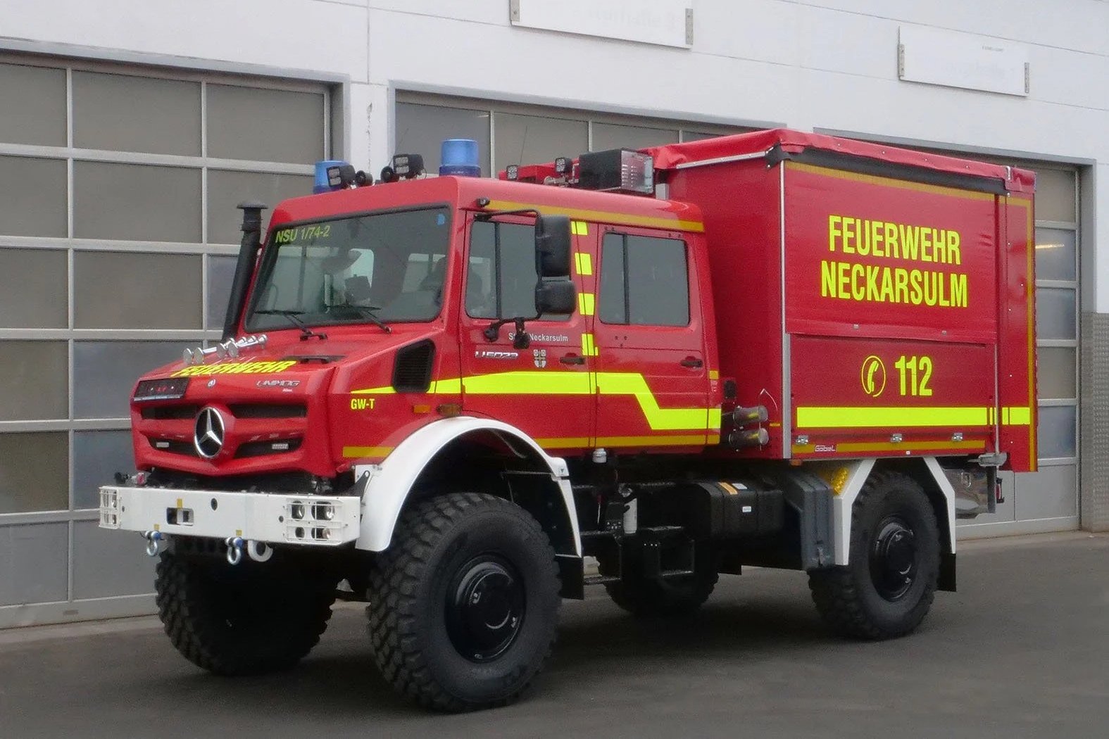 Gerätewagen Logistik Mercedes Benz Unimog für Feuerwehr Neckarsulm aufgebaut von Göbel Fahrzeugbau