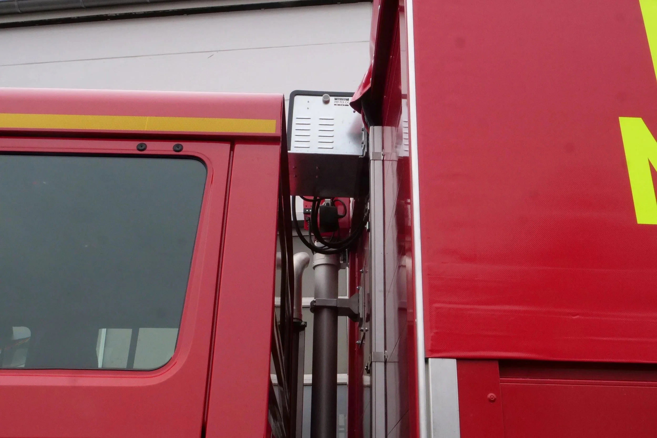 Gerätewagen Logistik Mercedes Benz Unimog für Feuerwehr Neckarsulm aufgebaut von Göbel Fahrzeugbau, seitliche Aufnahme Zwischen Fahrerraum und Beladung 