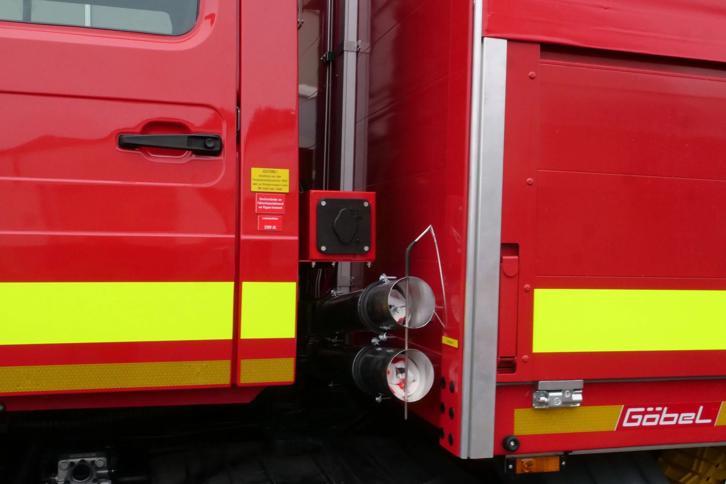 Gerätewagen Logistik Mercedes Benz Unimog für Feuerwehr Neckarsulm aufgebaut von Göbel Fahrzeugbau, seitliche Aufnahme Zwischen Fahrerraum und Beladung, unten