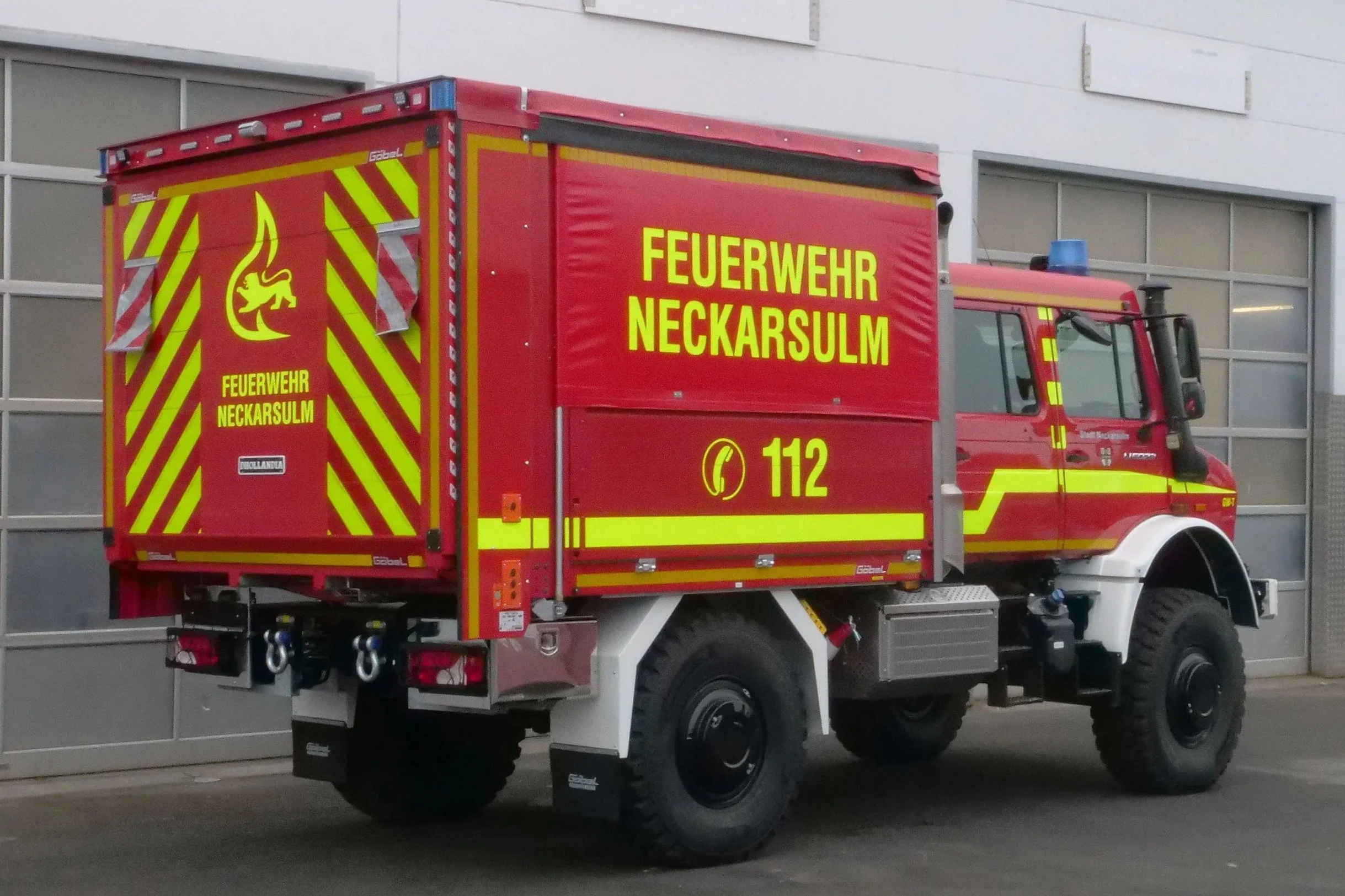 Gerätewagen Logistik Mercedes Benz Unimog für Feuerwehr Neckarsulm aufgebaut von Göbel Fahrzeugbau, seitliche Heckansicht