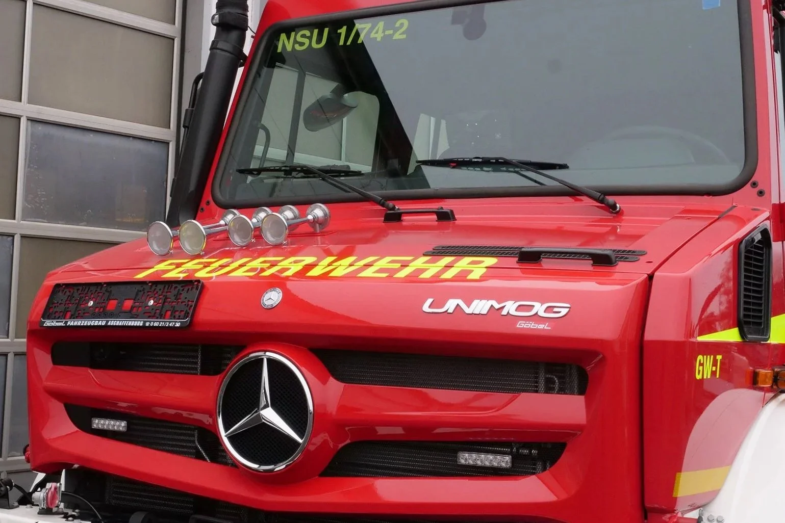 Gerätewagen Logistik Mercedes Benz Unimog für Feuerwehr Neckarsulm aufgebaut von Göbel Fahrzeugbau, nahe Frontansicht