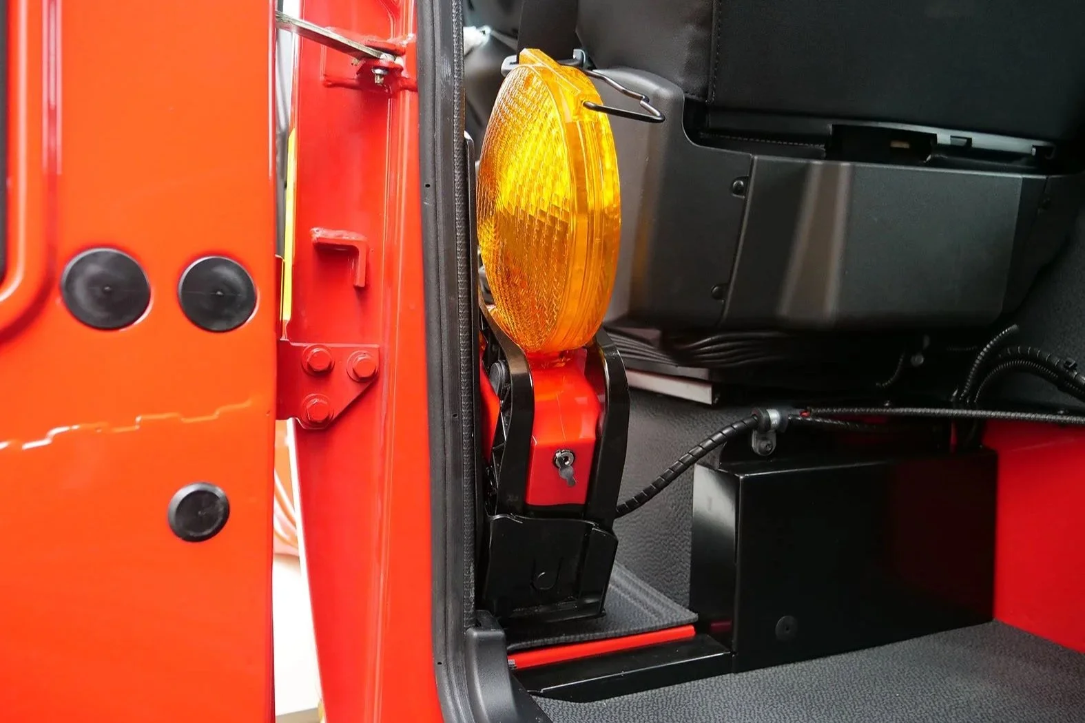 Gerätewagen Logistik Mercedes Benz Unimog für Feuerwehr Neckarsulm aufgebaut von Göbel Fahrzeugbau, Detail von Warnlicht