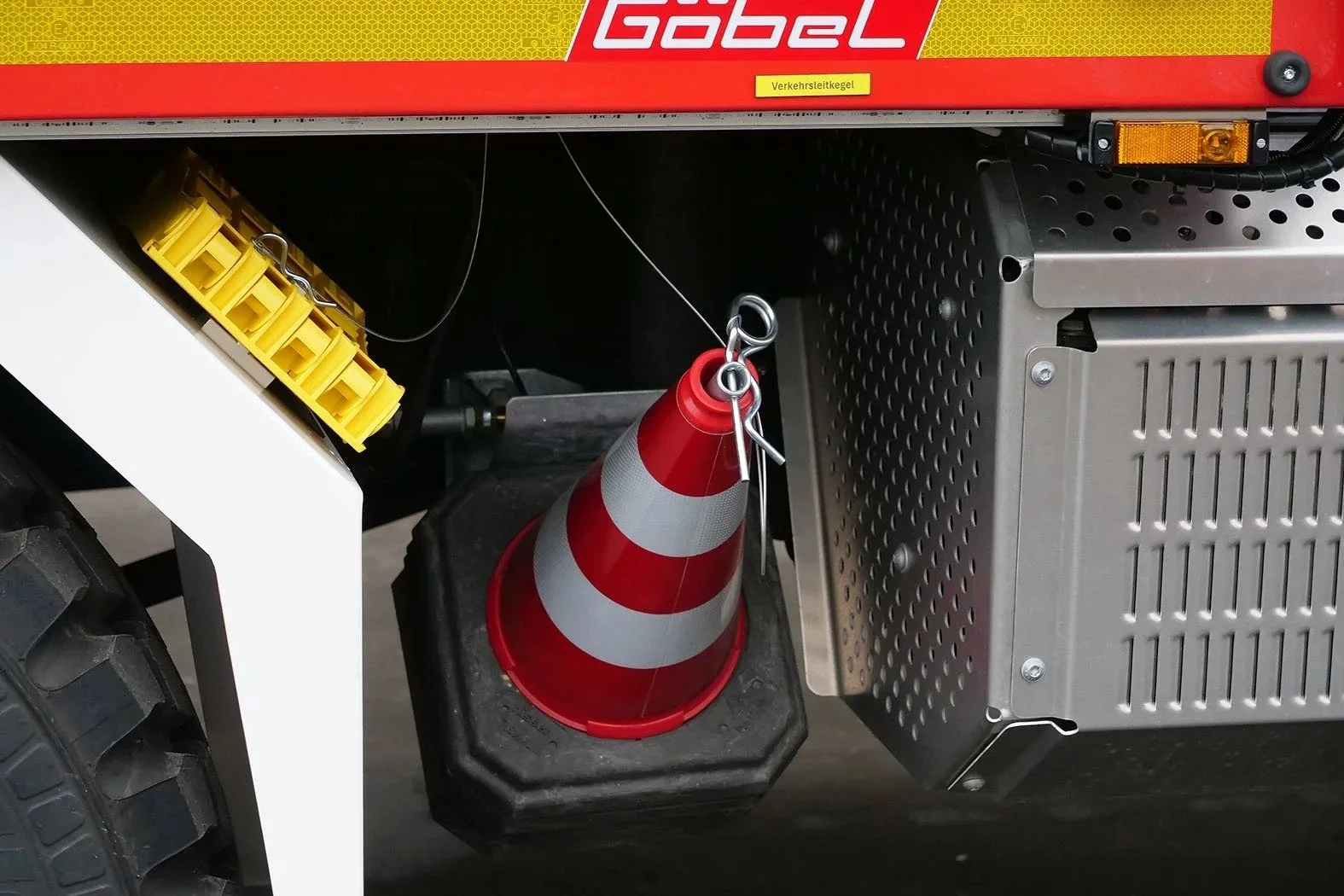 Gerätewagen Logistik Mercedes Benz Unimog für Feuerwehr Neckarsulm aufgebaut von Göbel Fahrzeugbau, Detail Pylone