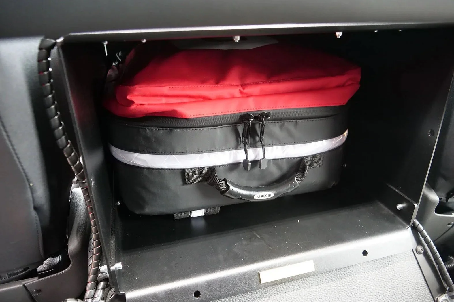 Gerätewagen Logistik Mercedes Benz Unimog für Feuerwehr Neckarsulm aufgebaut von Göbel Fahrzeugbau, Detail Stauraum 
