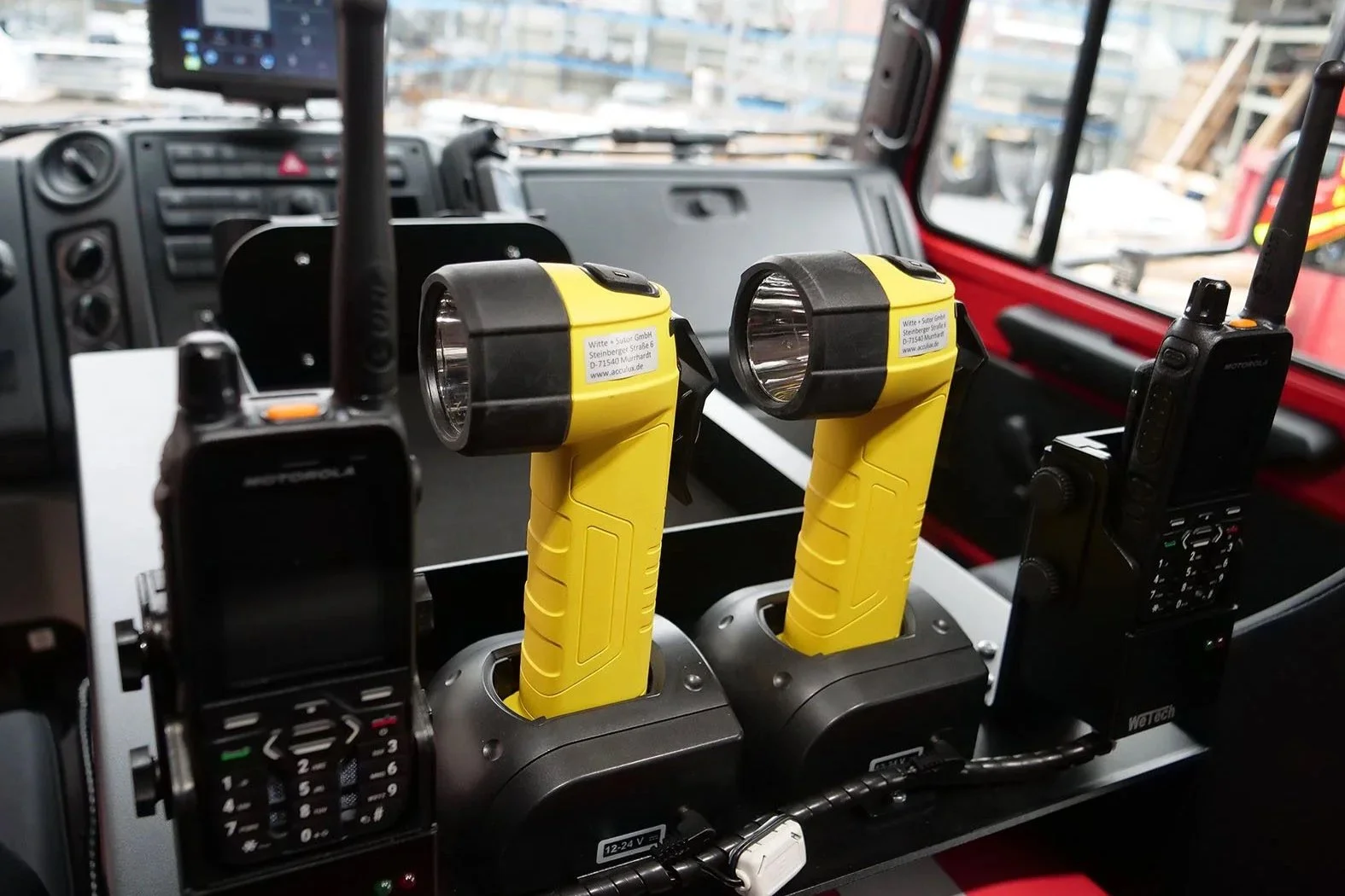 Gerätewagen Logistik Mercedes Benz Unimog für Feuerwehr Neckarsulm aufgebaut von Göbel Fahrzeugbau, Detail zwei Taschenlampen Fahrerhauskabine