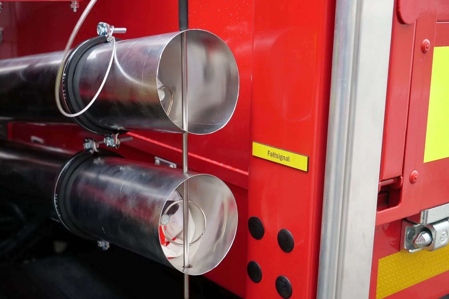 Gerätewagen Logistik Mercedes Benz Unimog für Feuerwehr Neckarsulm aufgebaut von Göbel Fahrzeugbau, Detail Rohre