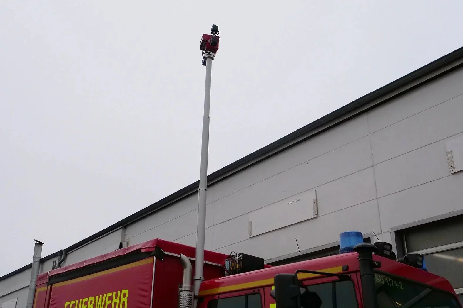 Gerätewagen Logistik Mercedes Benz Unimog für Feuerwehr Neckarsulm aufgebaut von Göbel Fahrzeugbau, Außenansicht ausgefahrener Lichtmast