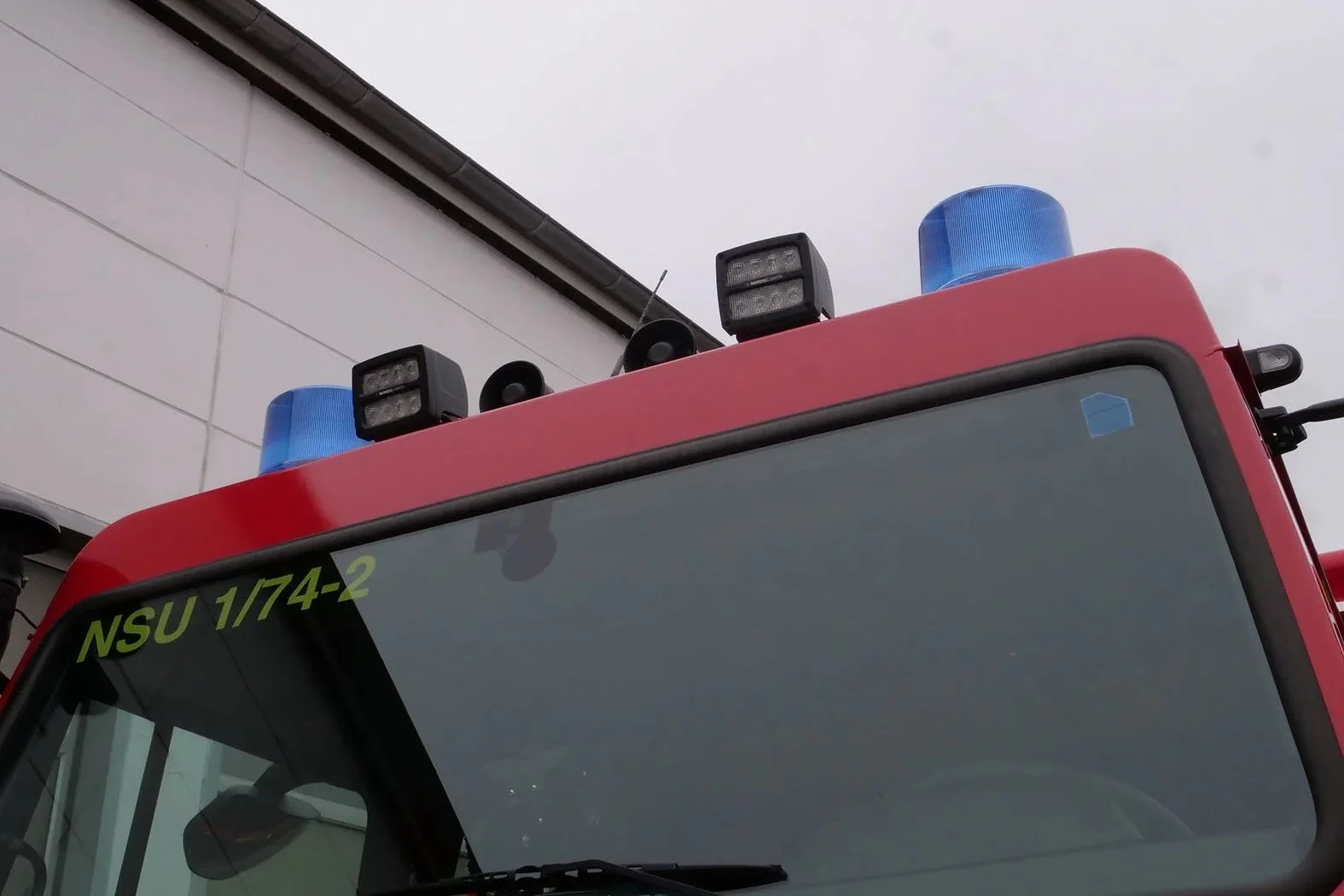 Gerätewagen Logistik Mercedes Benz Unimog für Feuerwehr Neckarsulm aufgebaut von Göbel Fahrzeugbau, Außenansicht Detail Blaulichtanlage