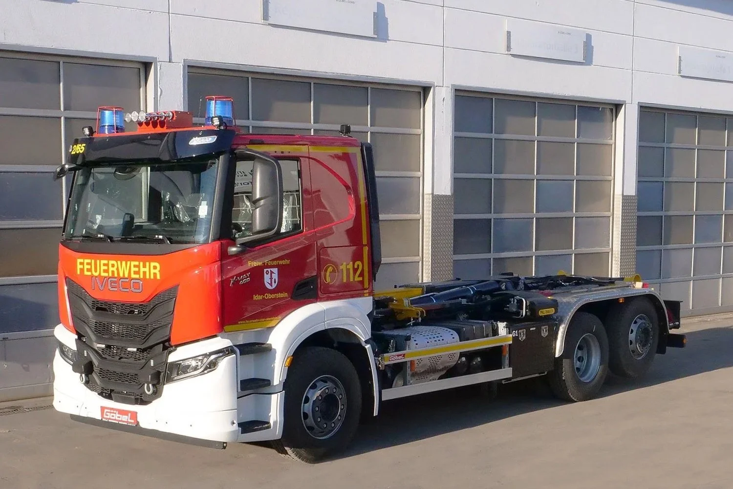 Wechselladerfahrzeug (WLF) aufgebaut IVECO LKW von Göbel Fahrzeugbau Frontansicht, mit eingefahrenem Kran