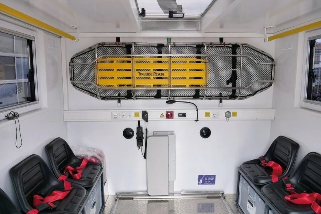 10'' Evakuierungscontainer für das Land Hessen aufgebaut von Göbel Fahrzeugbau Innenansicht, Sitzplätze, Rettungsbarre 