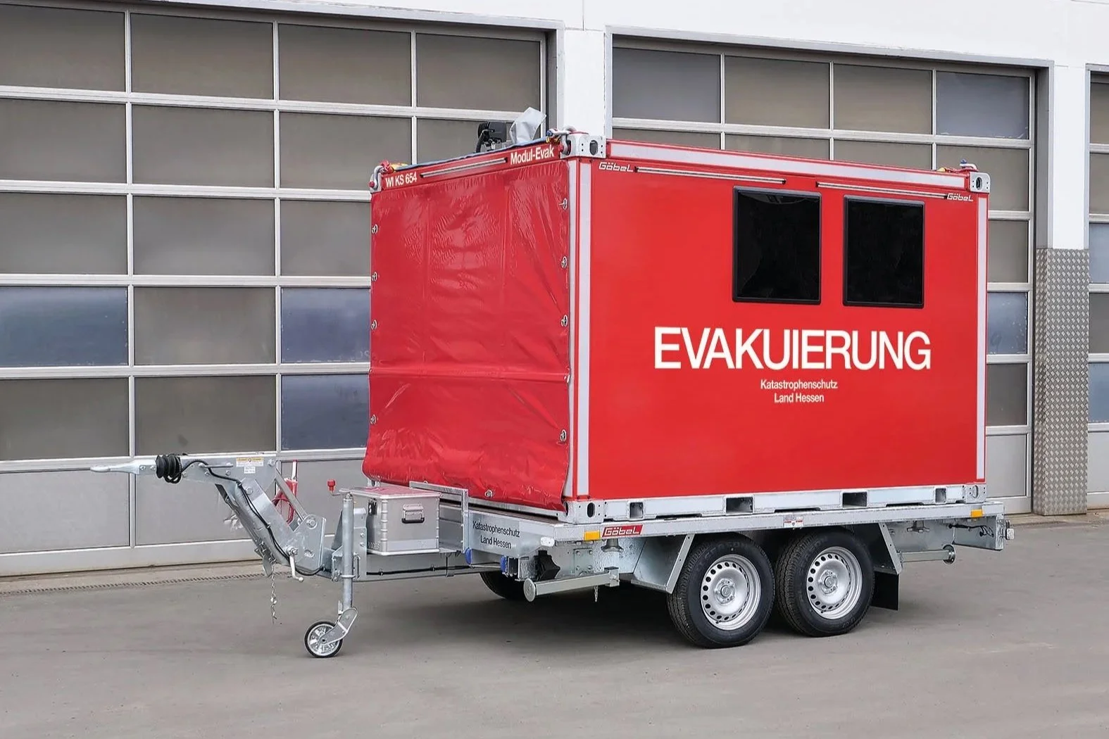 10'' Evakuierungscontainer für das Land Hessen aufgebaut von Göbel Fahrzeugbau auf Anhänger 