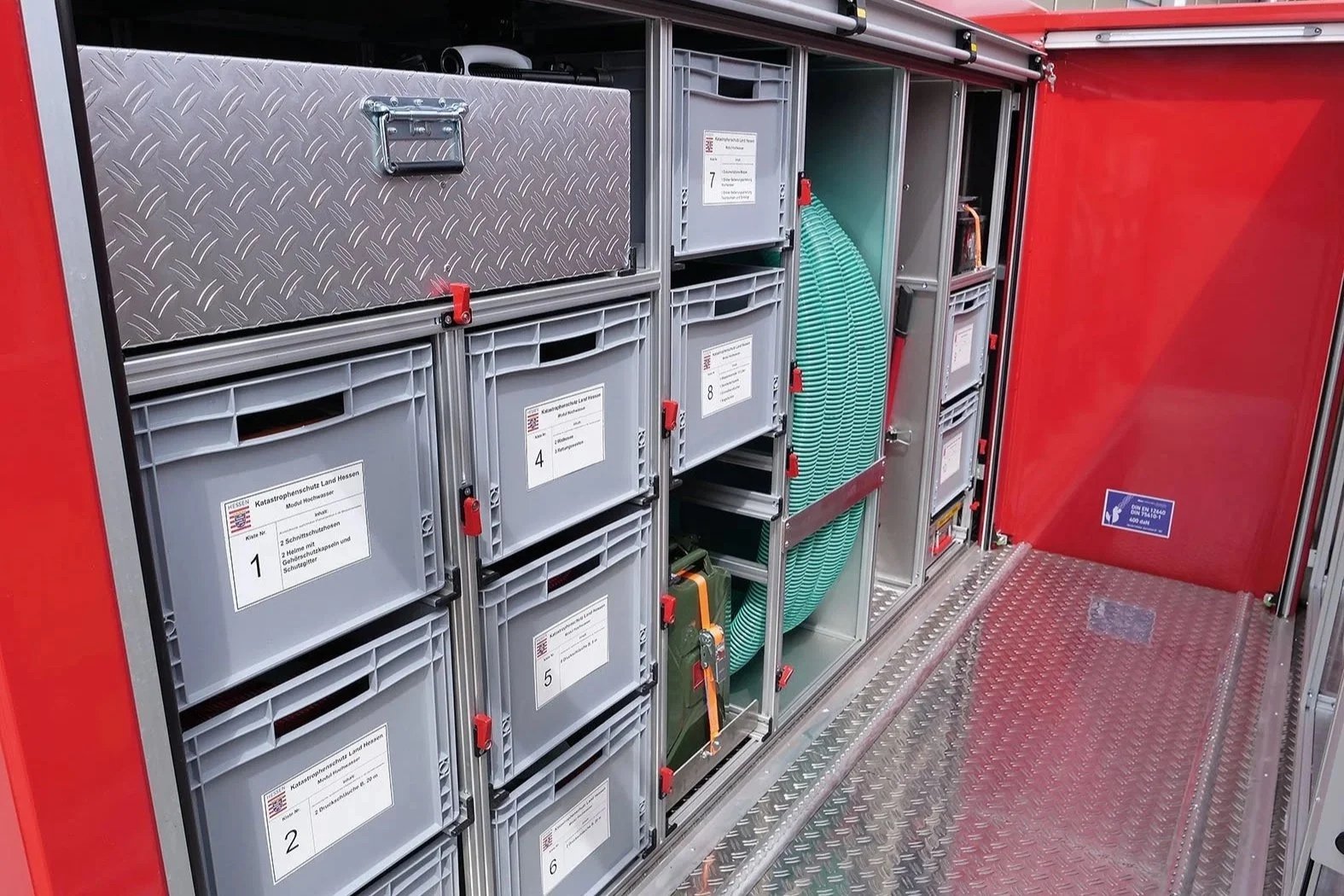 10'' Hochwasserschutzcontainer für das Land Hessen aufgebaut von Göbel Fahrzeugbau Innenansicht Verstauraum