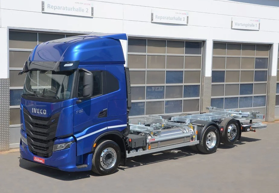 Iveco - MECHANIKLIFTER 565 LNG mit Ladebordwand und Tiefkupplung