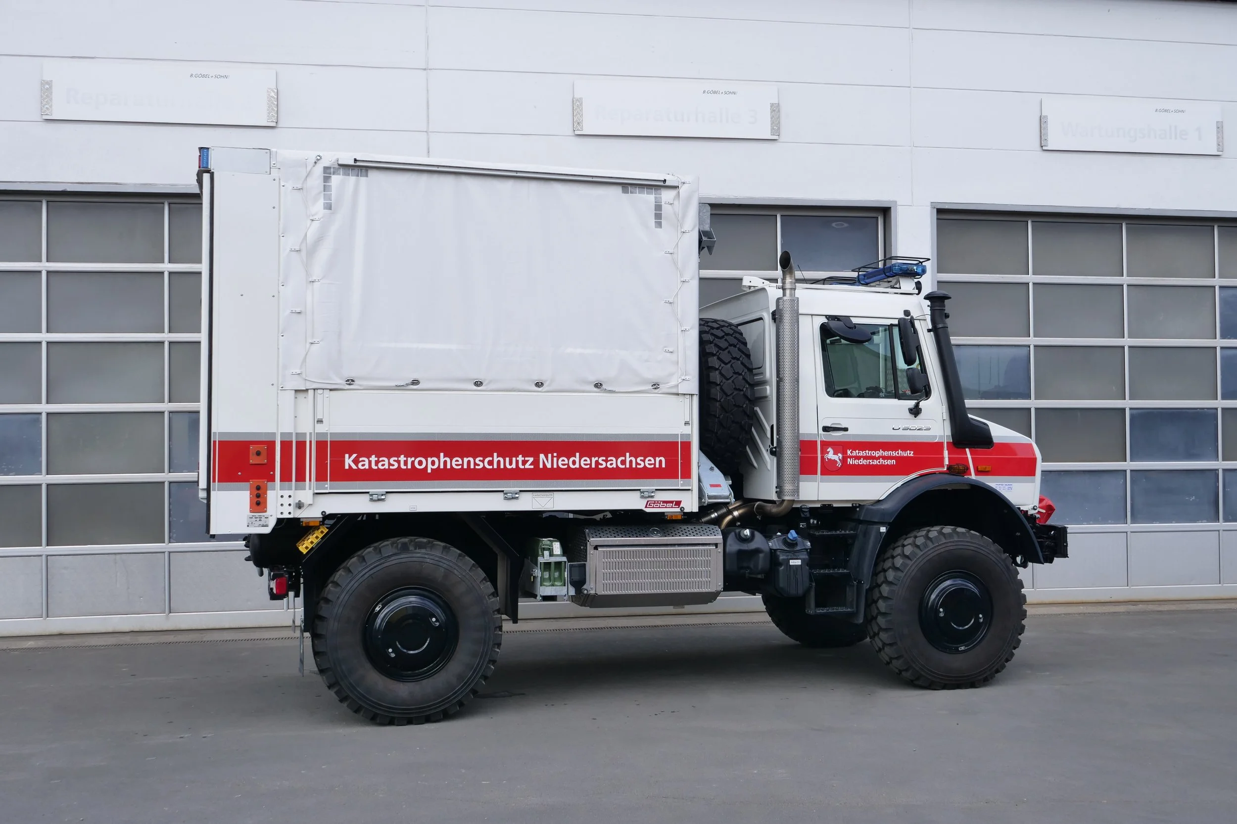 Gerätewagen Logistik Mercedes Benz Unimog für Katastrophenschutz Niedersachsen aufgebaut von Göbel Fahrzeugbau, Seitenansicht