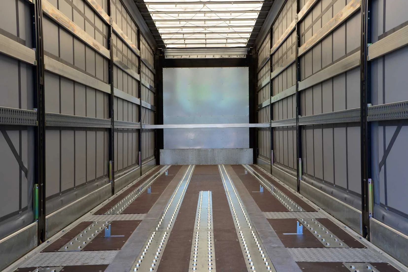 Innen Ansicht eines Air-Cargo Trailers von Göbel