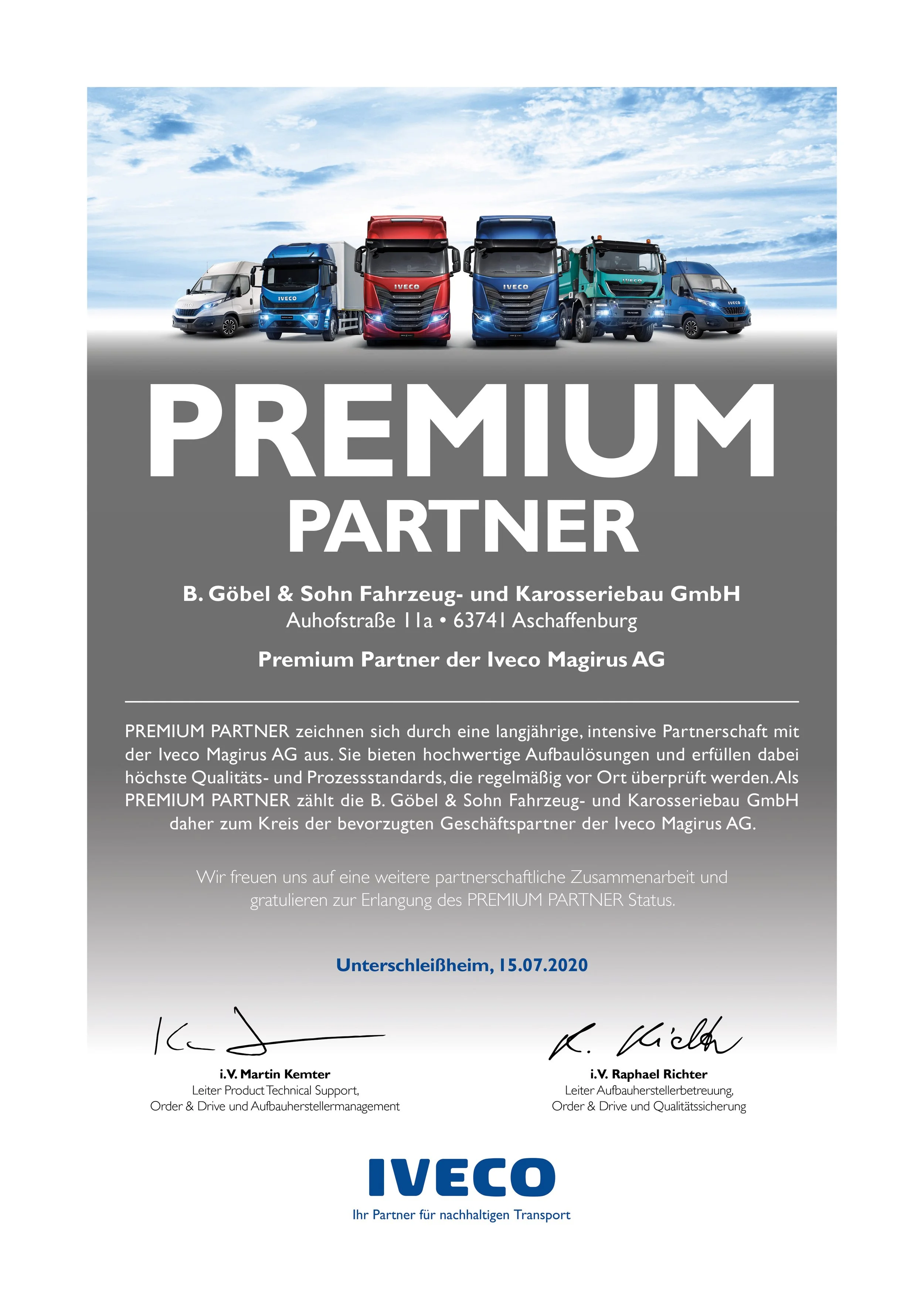 Ein Bild einer Fahrzeugflotte bestehend aus verschiedenen Nutzfahrzeugen auf einer Straße mit blauem Himmel im Hintergrund. Es trägt den Schriftzug 'PREMIUM PARTNER' und Informationen über B. Göbel & Sohn Fahrzeug- und Karosseriebau GmbH, sowie das Datum 15.07.2020 in Unterschleißheim. Das Bild enthält auch Unterschriften und Namen der Unternehmensleitung, darunter Martin Kemter und Raphael Richter, und den Slogan 'Ihr Partner für nachhaltigen Transport'.