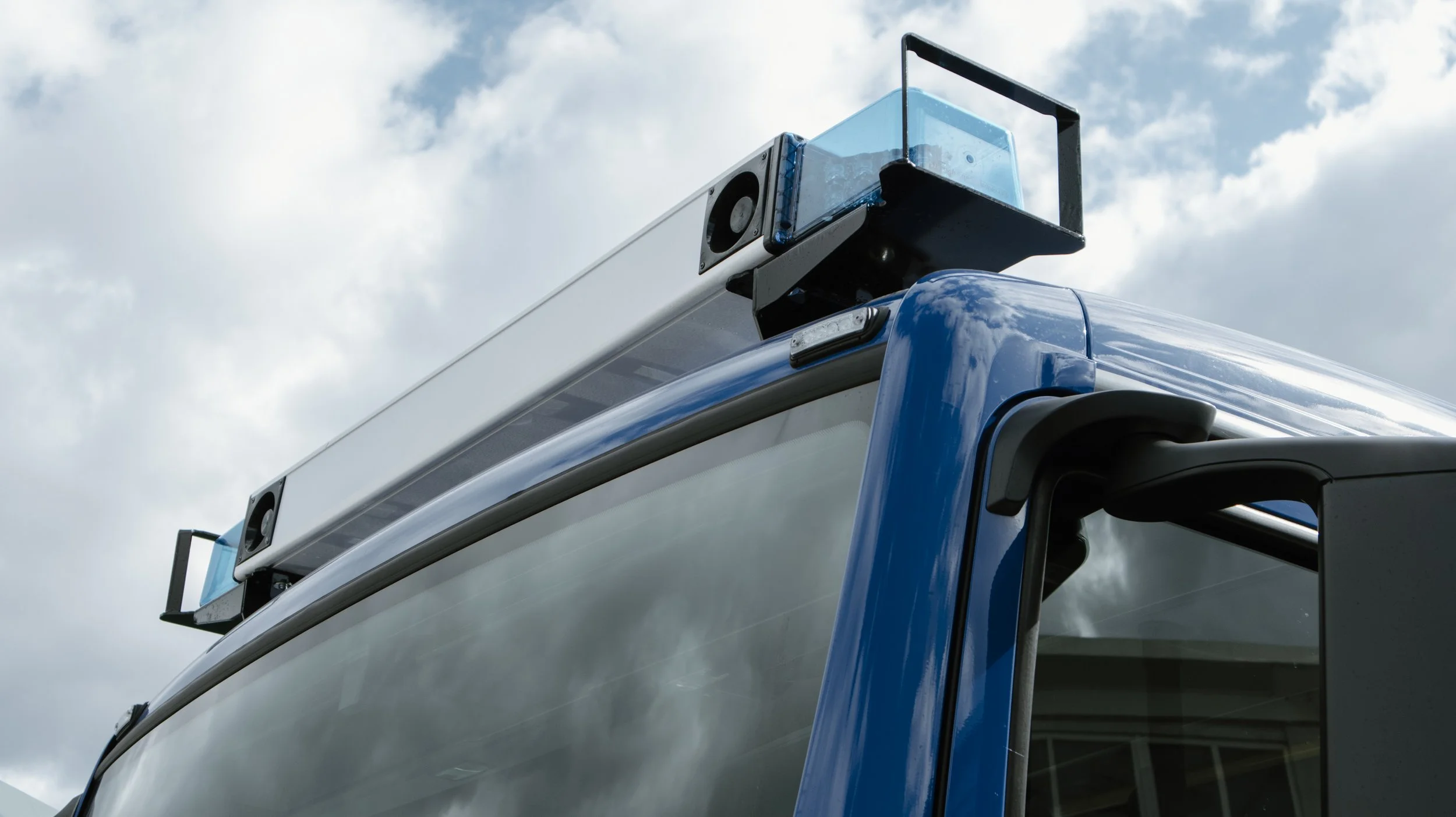 Blauer MAN LKW aufgebaut als Einsatzfahrzeug für das Technische Hilfswerk THW von Göbel Fahrzeugbau außen Blaulichtanlage