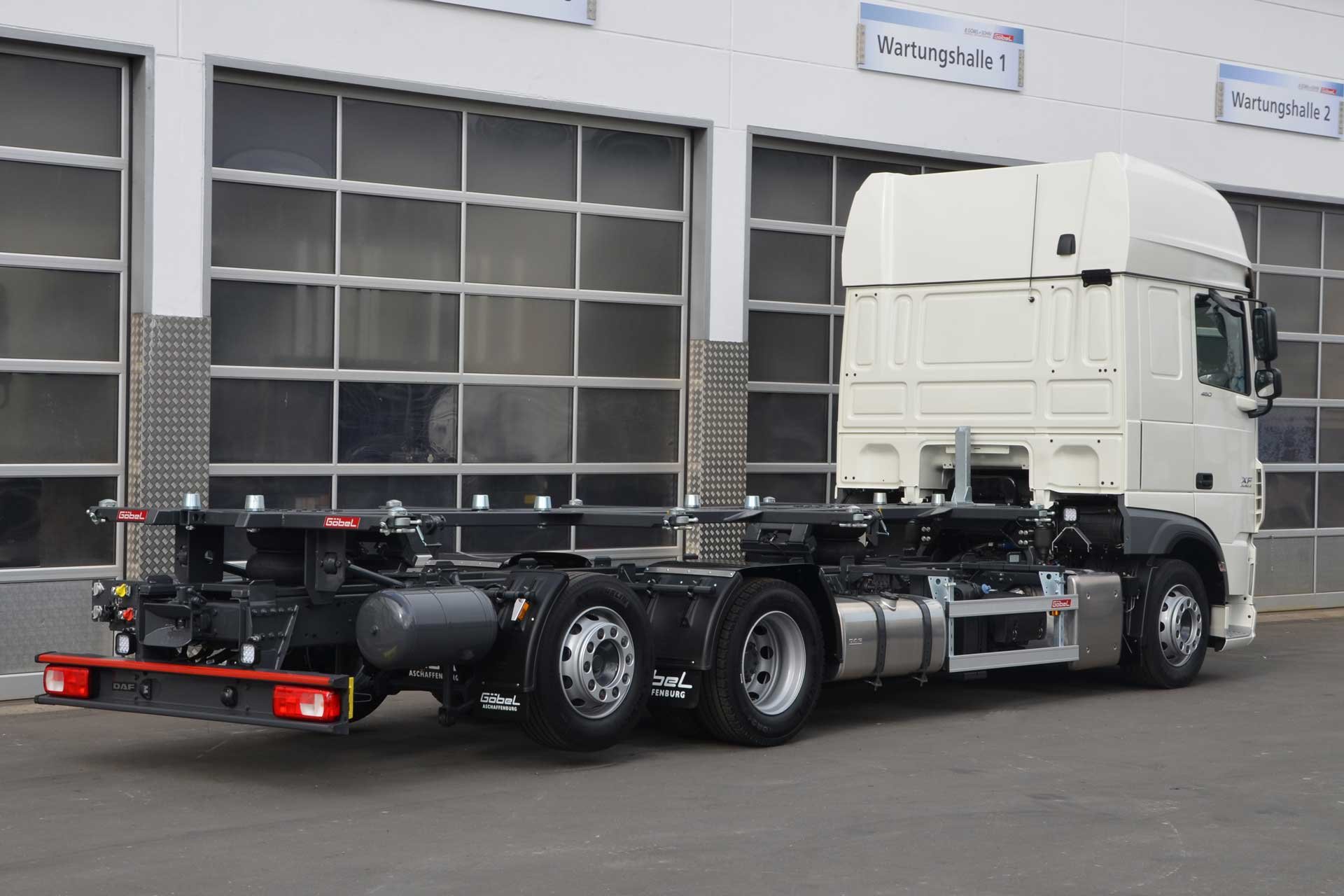 Ein weißer Lkw mit Göbel Lifter