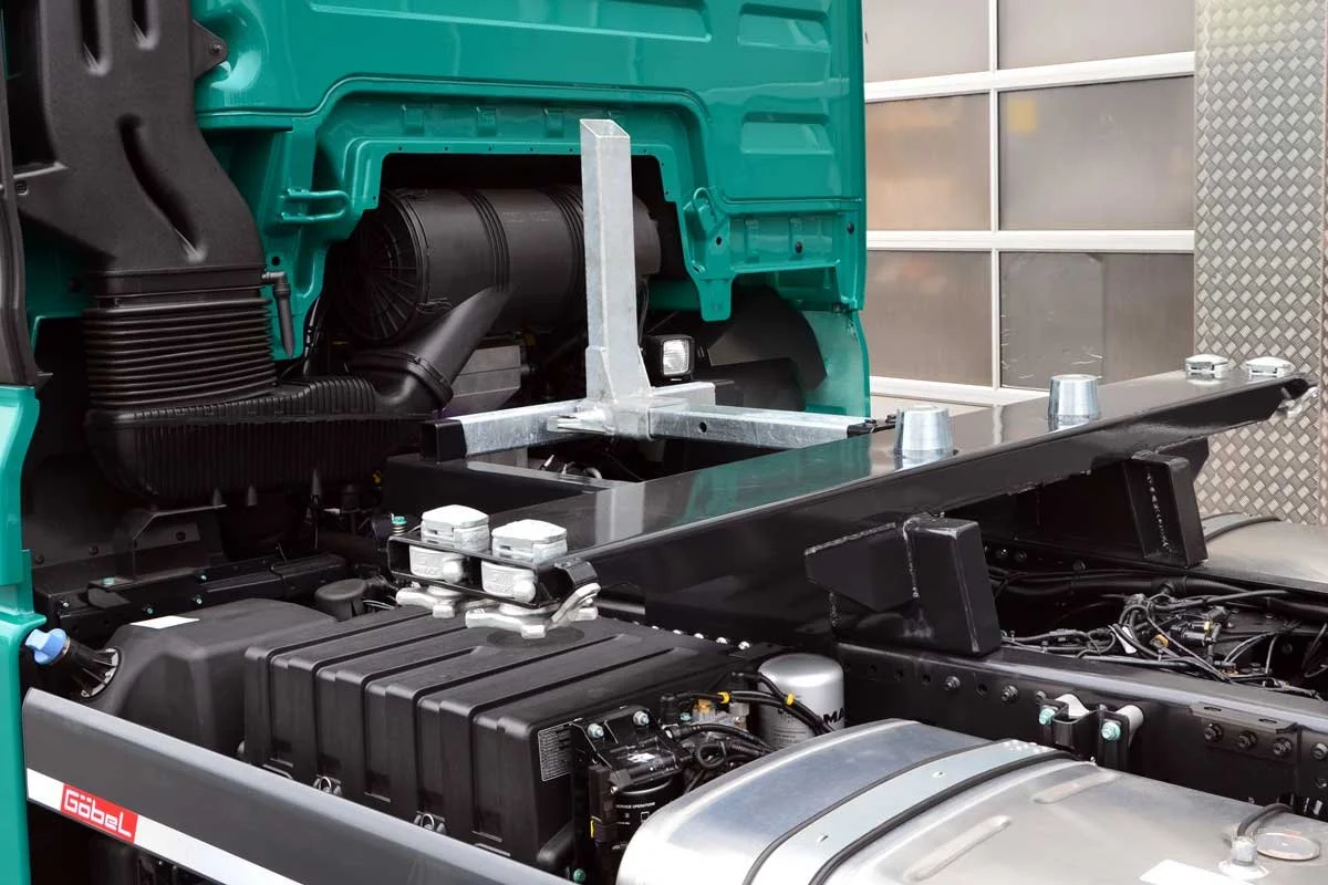 Nahaufnahme des Motorraums eines großen LKW mit sichtbaren Motor, Auspuffsystem und Rahmen