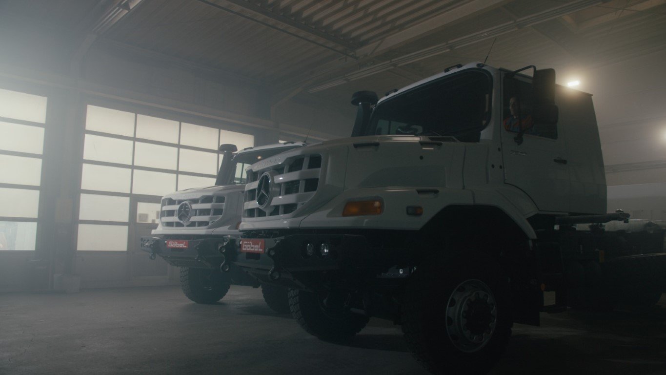 Zwei Mercedes Benz Zetros aufgebaut von Göbel Fahrzeugbau