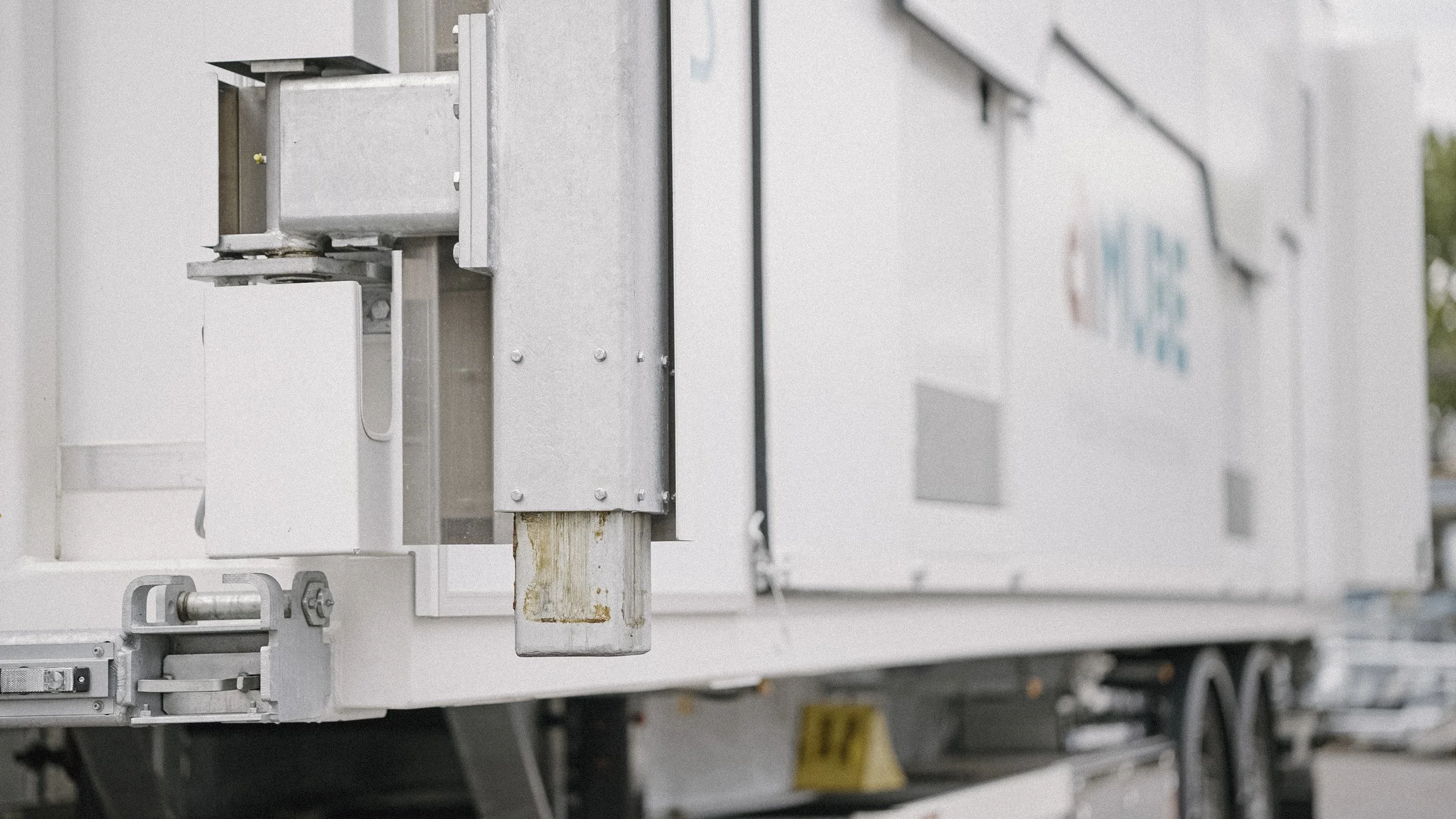 40'' Container MUBE produziert von Göbel Fahrzeugbau Lift