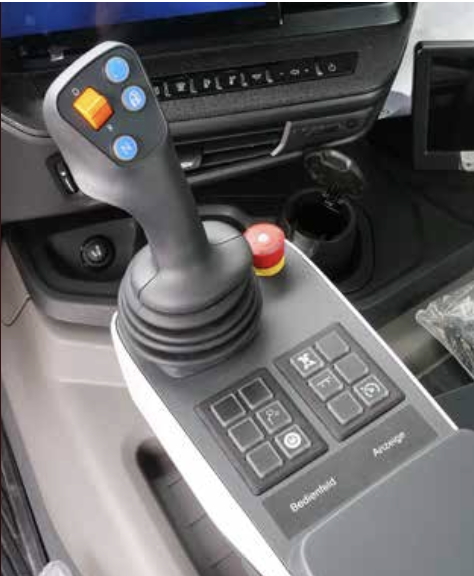 Steuerhebel und Bedienfeld im Cockpit eines Fahrzeugs mit Knöpfen und Schalters