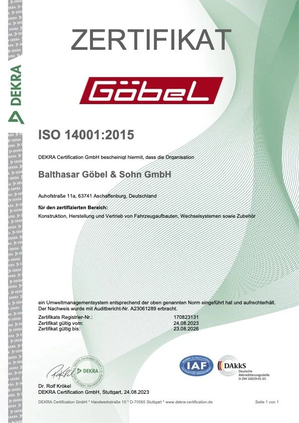 Zertifikat von DEKRA für die Organisation Balthasar Göbel & Sohn GmbH, ausgestellt nach ISO 14001:2015, gültig bis August 2026, inklusive Unterschrift des Zertifikatsführers und Logos.