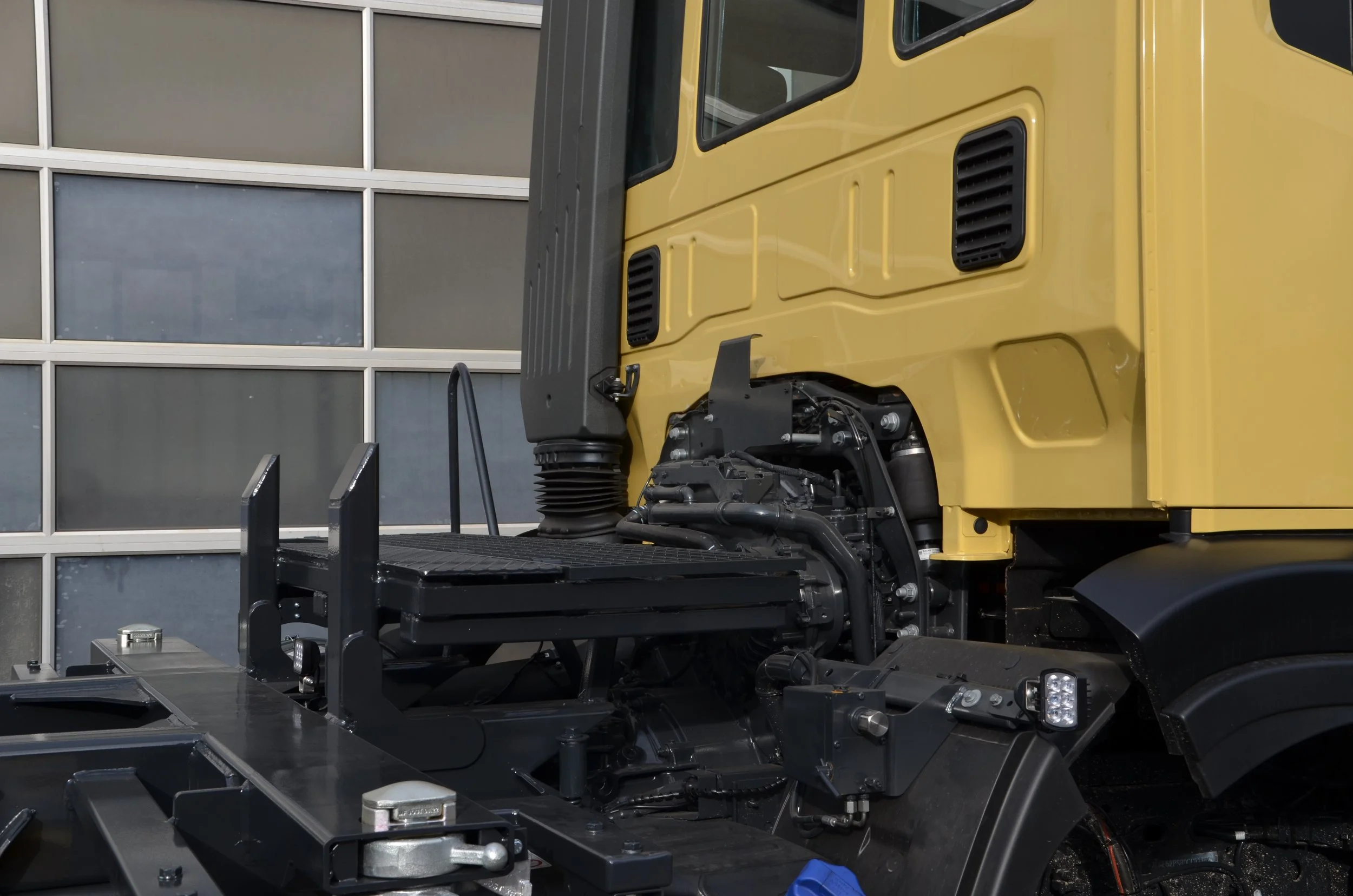 Detailaufnahme eines, gelben verwendungsarmen Iveco LKWs aufgebaut durch Göbel Fahrzeugbau .