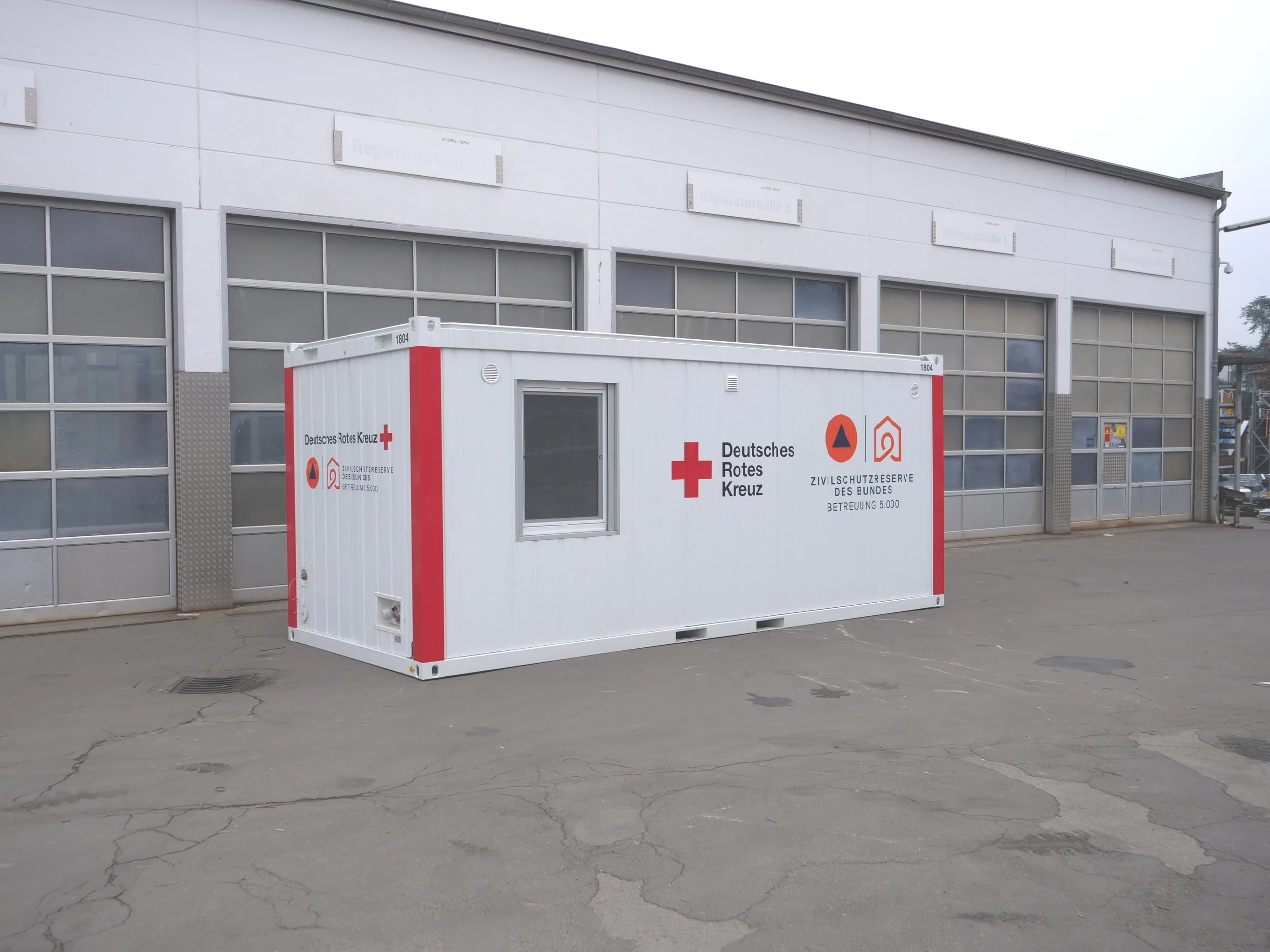 Ein weißer 20'' Container für das Deutsche Rote Kreuz'.  Aufgebaut von Göbel Fahrzeugbau.