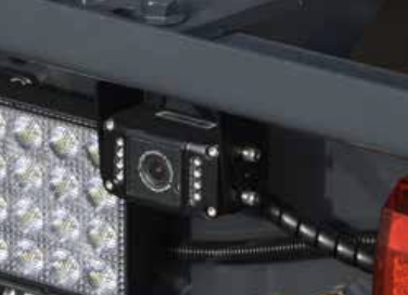 Nahaufnahme einer Rückfahrkamera mit LED-Leuchten, montiert an einem Hydralifter der Firma Göbel Fahrzeugbau.