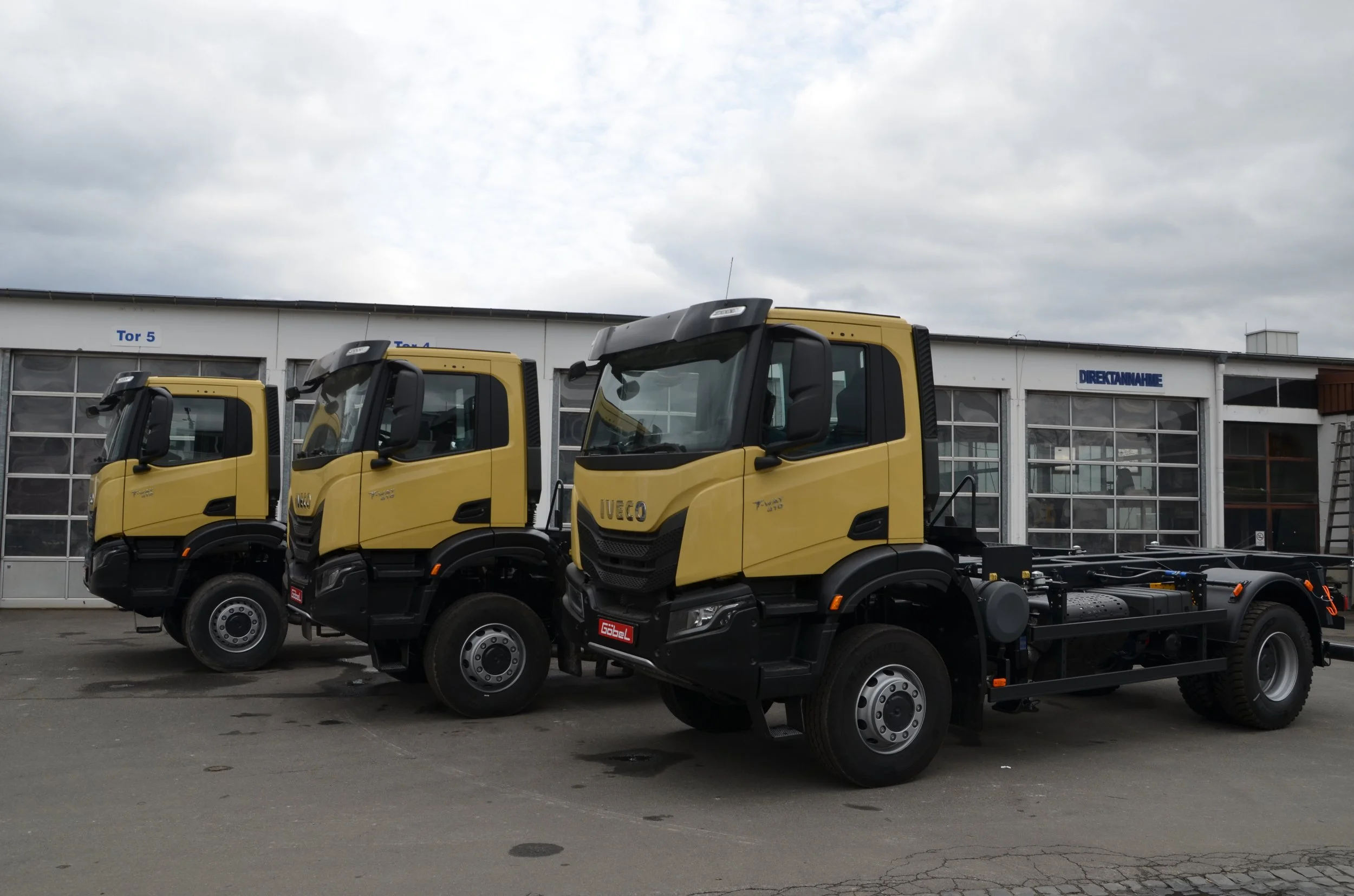 Drei gelbe Iveco LKWs aufgebaut von Göbel Fahrzeugbau als verwindungsarmer Transporter