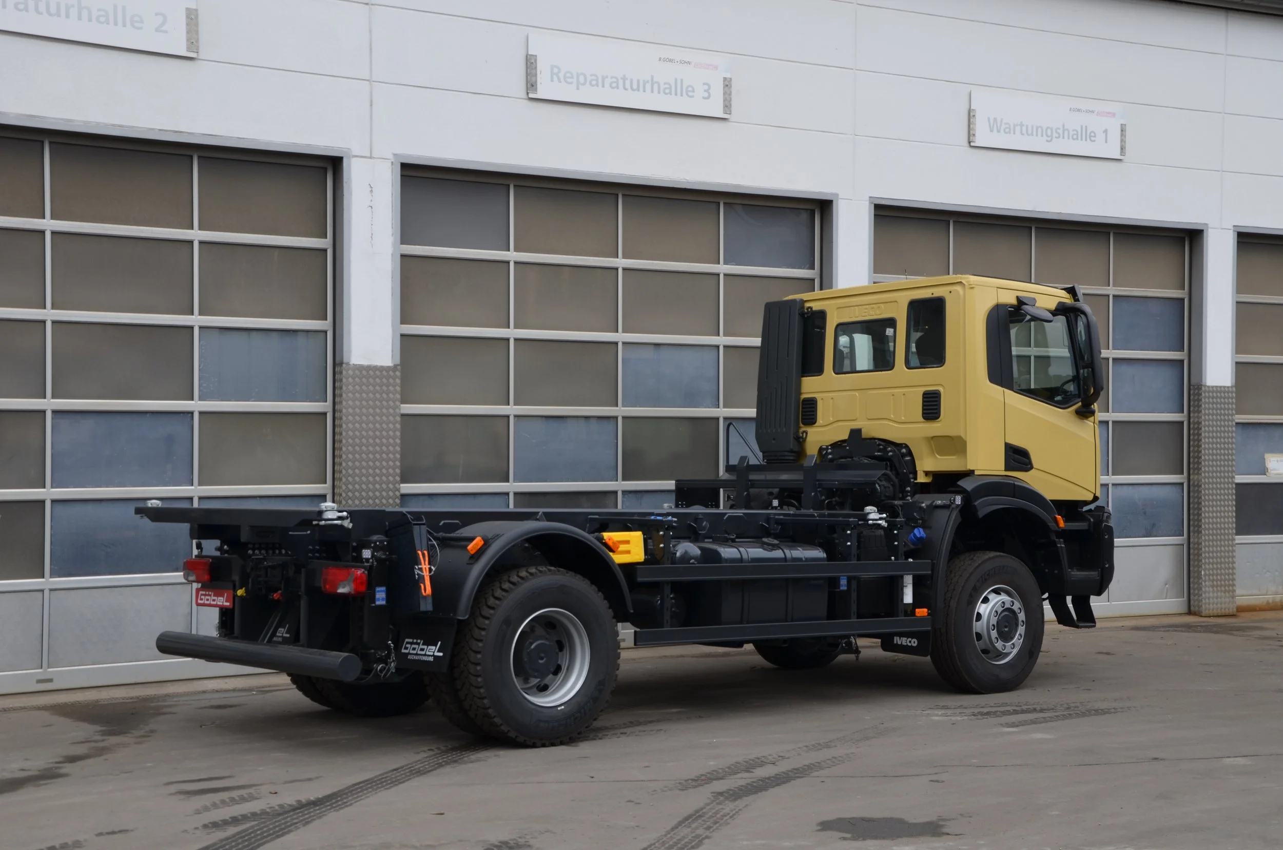 Gelber Iveco LKW aufgebaut von Göbel Fahrzeugbau als verwindungsarmer Transporter