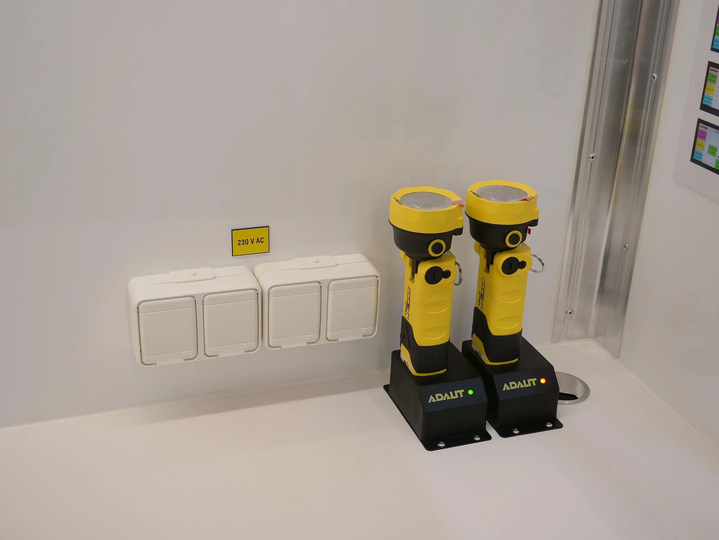 Steckdose sowie Einsatz-Taschenlampen.