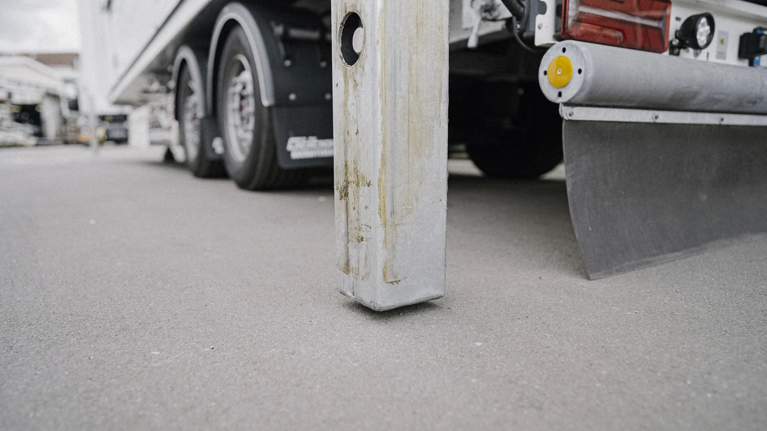 40'' Container MUBE produziert von Göbel Fahrzeugbau außen Lift