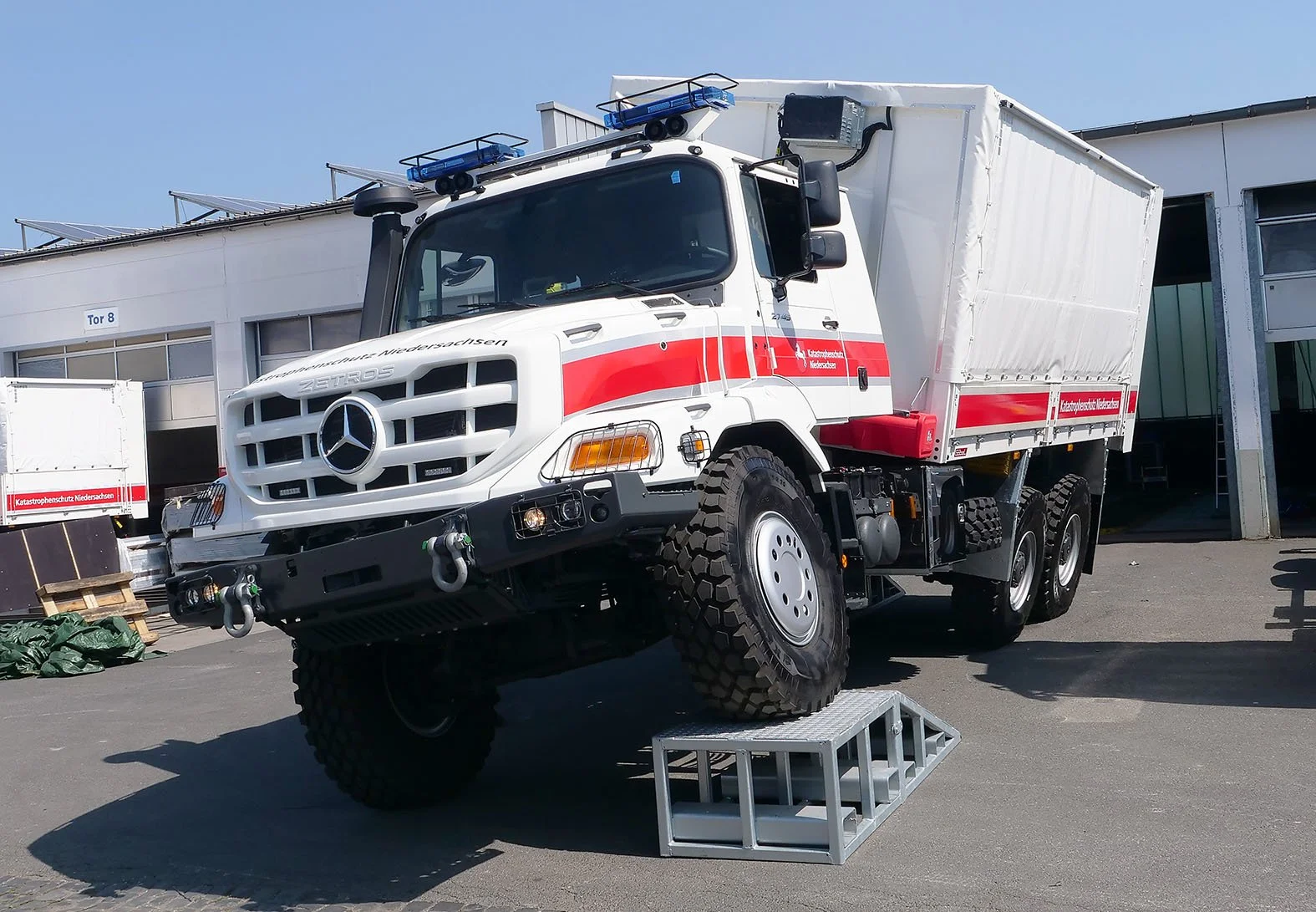 Verwindungsfreier Mercedes Benz Zetros, aufgebaut durch Göbel Fahrzeugbau für Katastrophenschutz Niedersachsen.